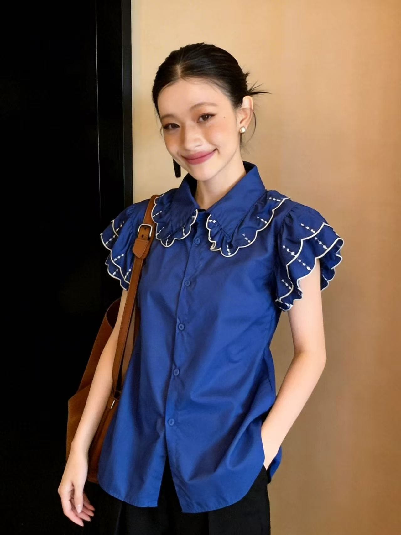 부드러운 바람 명시적 스티치 장식 베이비 칼라 반팔 여성 셔츠 2026 여름 새로운 연꽃 잎 소매 슬림해 보이는 디자인 맨위 상세 이미지 3