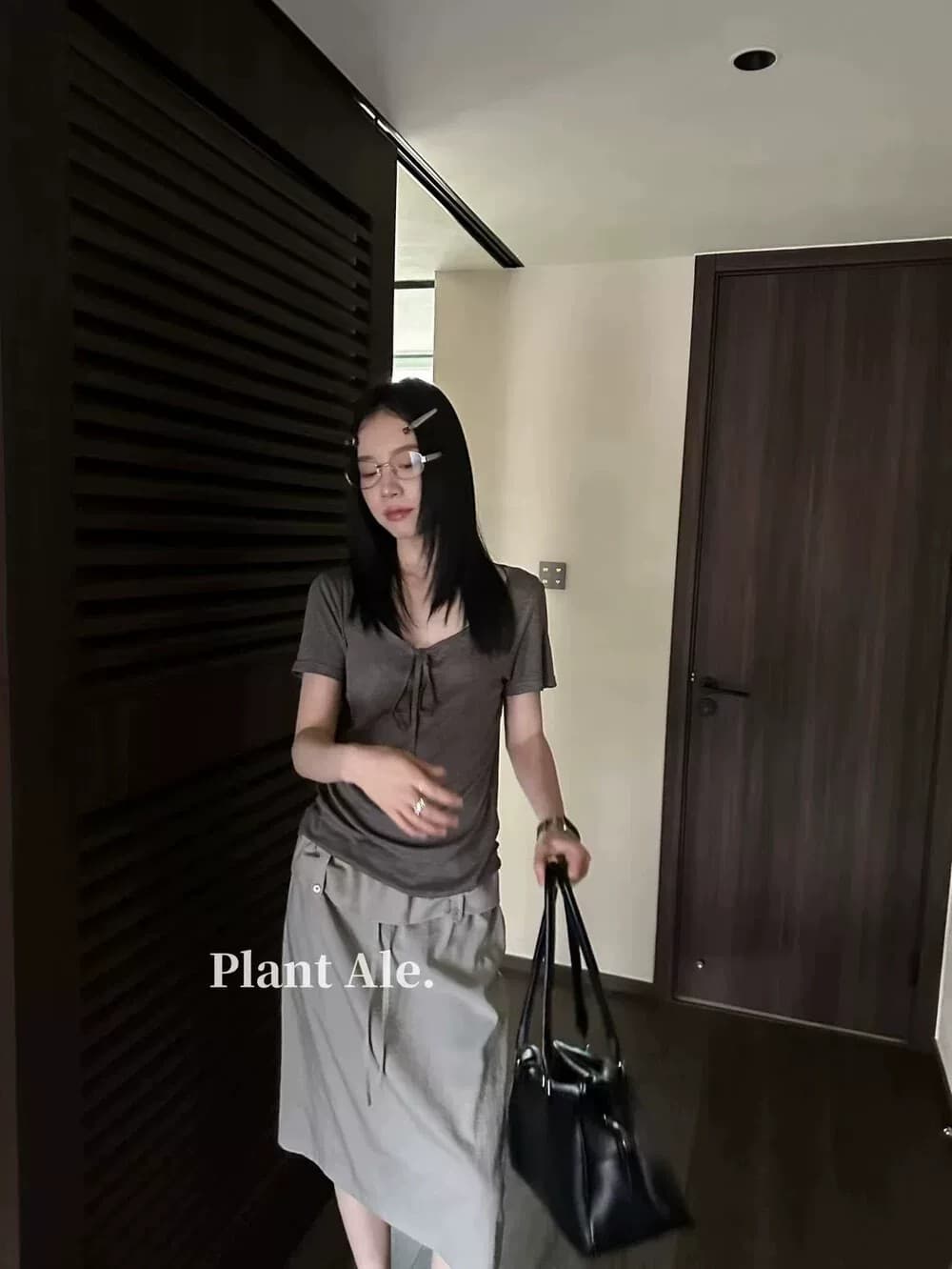 2026 여름 새로운 세련된 편안함 라이 경기 서울 주간 실크 레이스업 V넥 반팔 티셔츠 여성 셔츠 상세 이미지 8