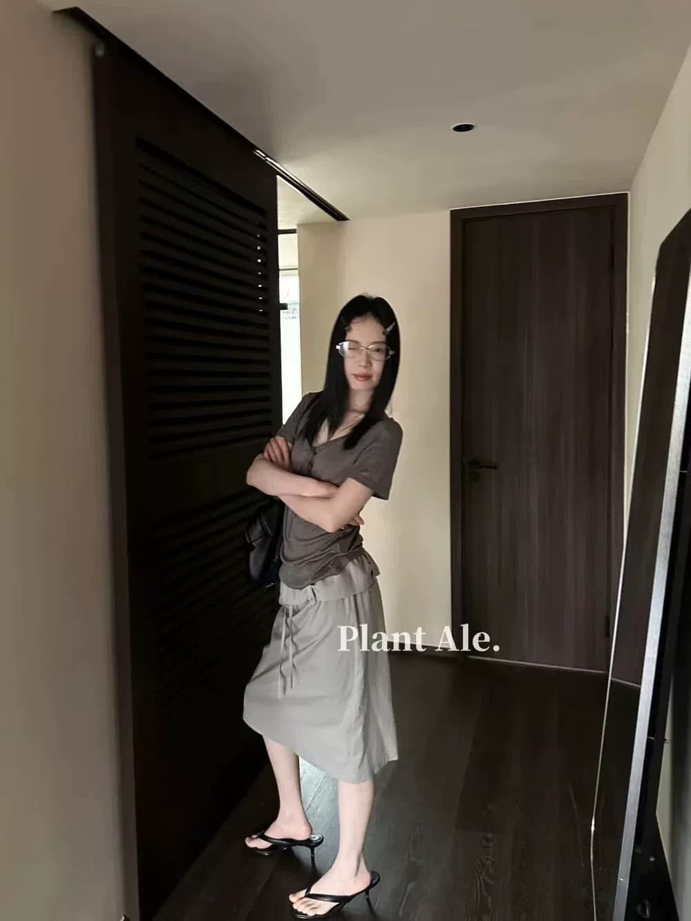 2026 여름 새로운 세련된 편안함 라이 경기 서울 주간 실크 레이스업 V넥 반팔 티셔츠 여성 셔츠 상세 이미지 11
