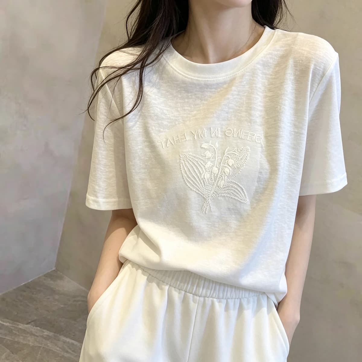 화이트 자수 반팔 티셔츠 여성 여름 새로운 루즈핏 얇은 스타일 맨위 미니멀리즘 다용도 캐주얼 빅 사이즈 맨위 트렌디 이미지 3