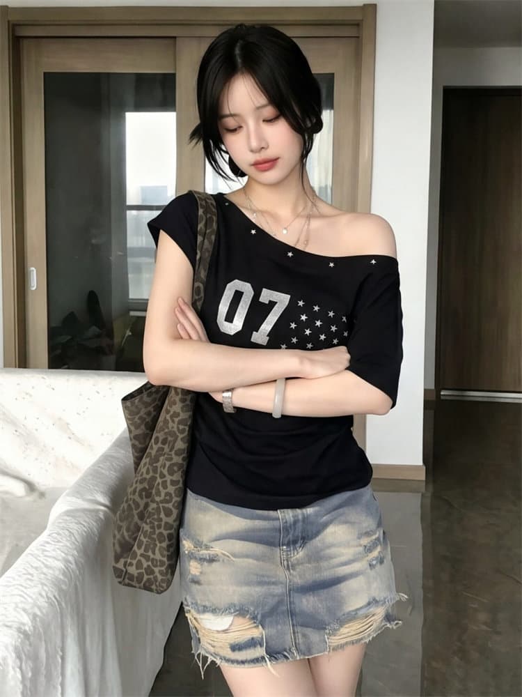 검정색 오프숄더 반팔 티셔츠 여성 여름 2026 새로운 동정 쇄골 오프숄더 프린트 몸매 가꾸기 슬림해 보이는 맨위 상세 이미지 5