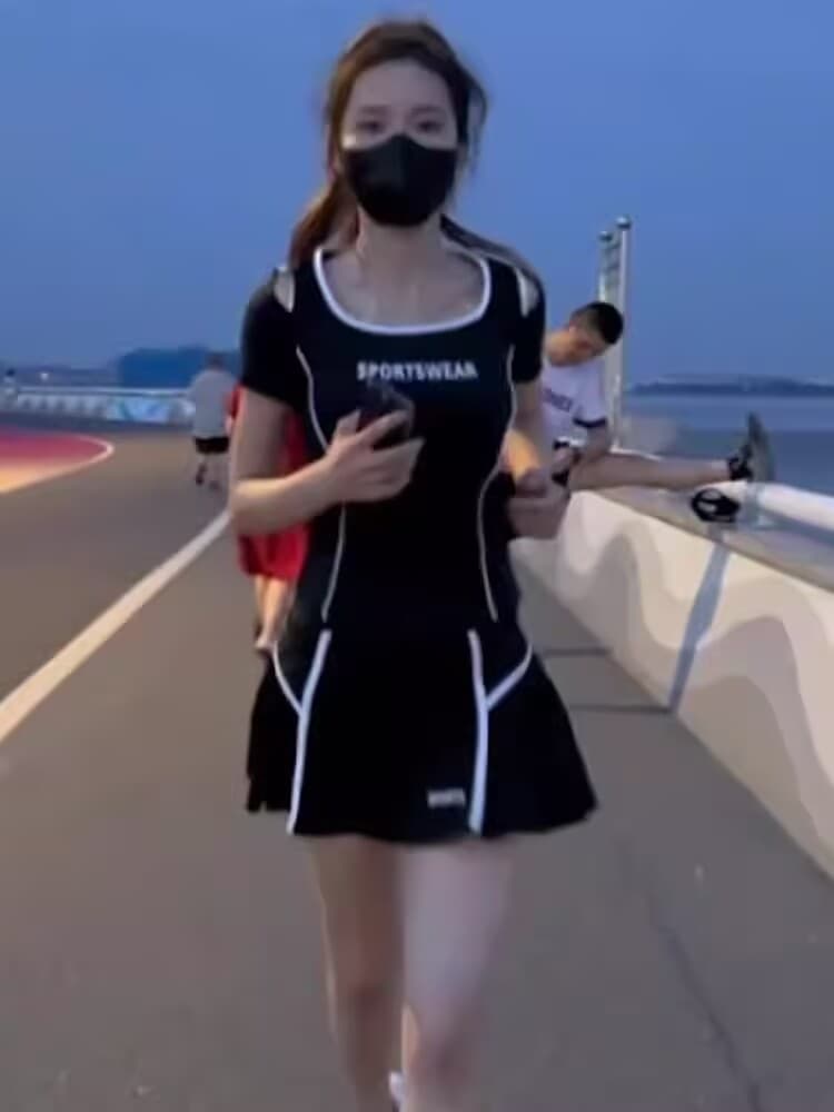 직공 울 미니 스커트 캐주얼 운동 바람 세트 여름 새로운 낮은 네크라인 러닝 서비스 반팔 투피스 세트 여성 의류 상세 이미지 5