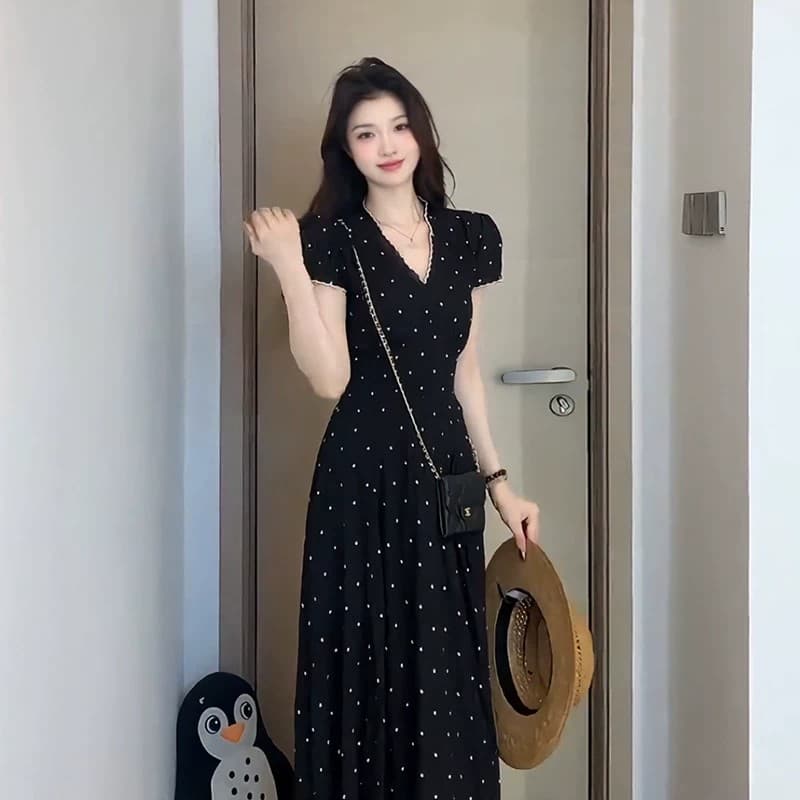 2026 프랑스식 그는 벤 바람 패션 검정색 V넥 여성 드레스 여름 허리 수축 슬림해 보이는 품격 길다 치마 이미지 3