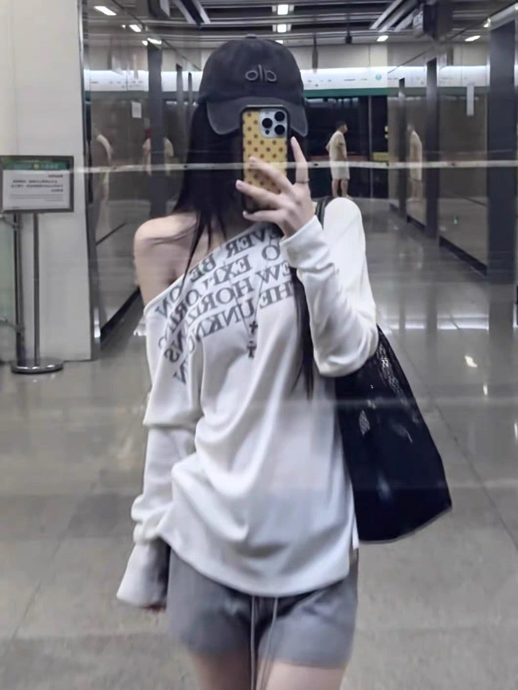 알파벳 프린트 비스듬한 어깨 오프숄더 티셔츠 여성 여름 얇은 스타일 긴팔 자외선 차단 블라우스 2026 새로운 디자인 센스 맨위 상세 이미지 2