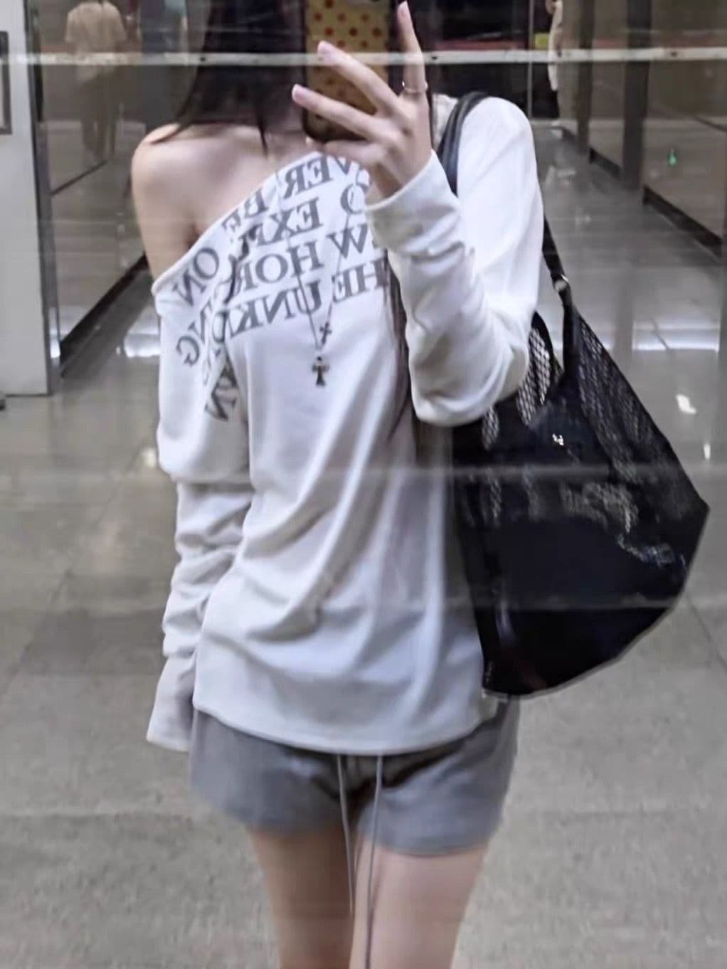 알파벳 프린트 비스듬한 어깨 오프숄더 티셔츠 여성 여름 얇은 스타일 긴팔 자외선 차단 블라우스 2026 새로운 디자인 센스 맨위 상세 이미지 5