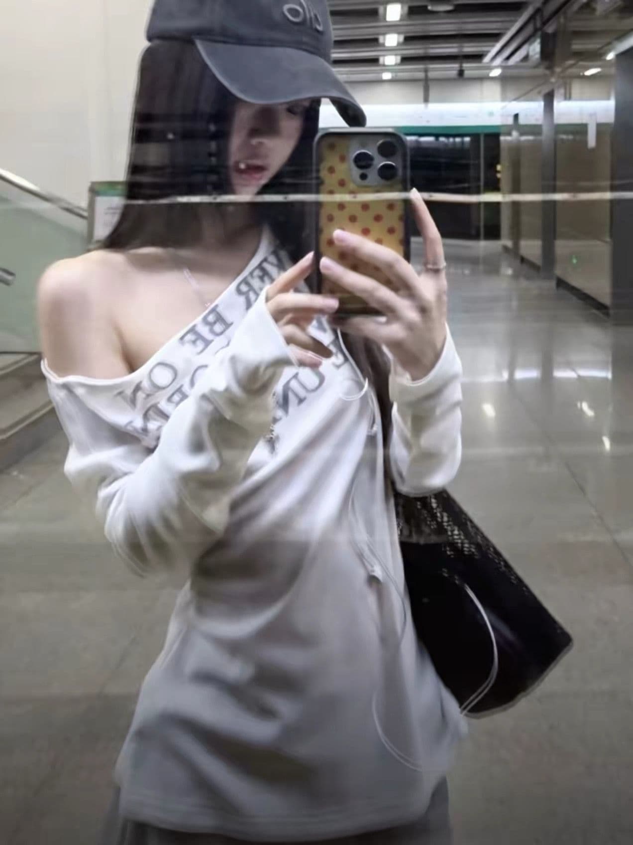 알파벳 프린트 비스듬한 어깨 오프숄더 티셔츠 여성 여름 얇은 스타일 긴팔 자외선 차단 블라우스 2026 새로운 디자인 센스 맨위 상세 이미지 6