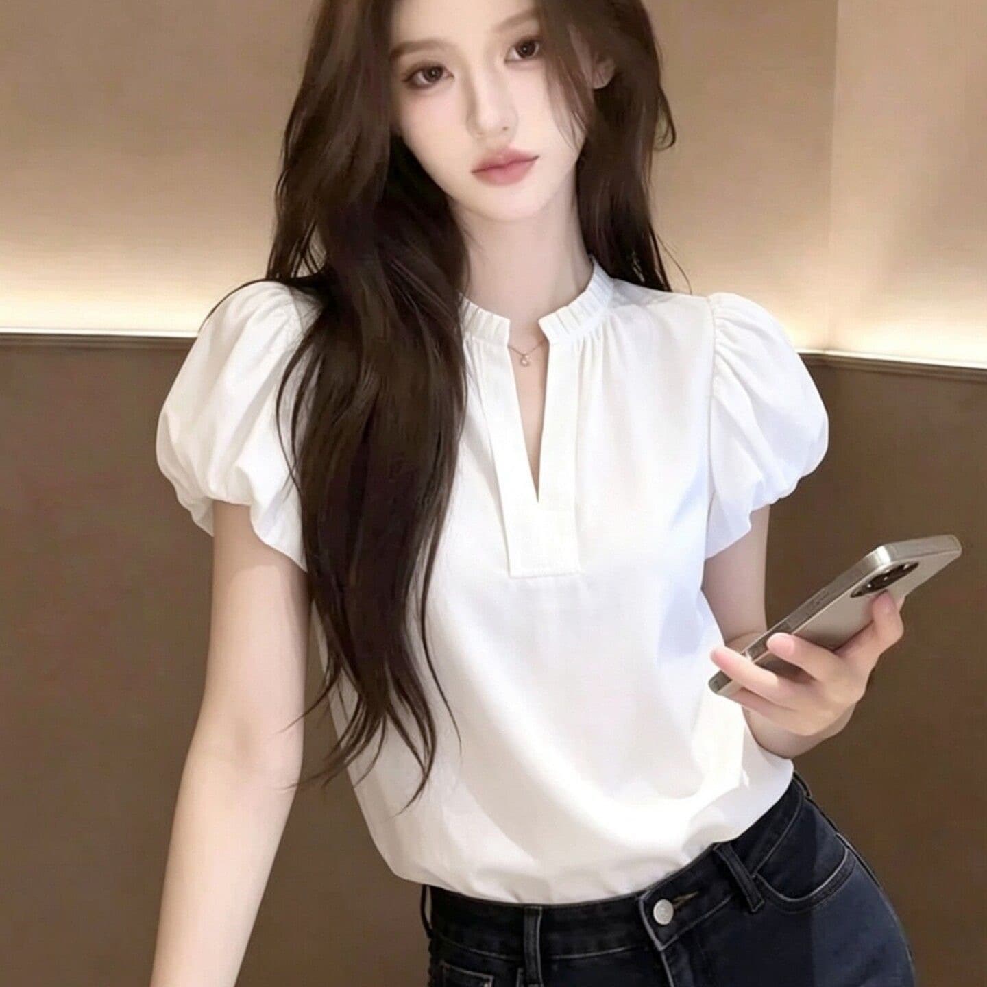 슈퍼 화재 연령 감소 V넥 흰 셔츠 여자 2026 새로운 여름 고유 한 아름다운 작은 셔츠 디자인 센스 맨위 여성 이미지 5