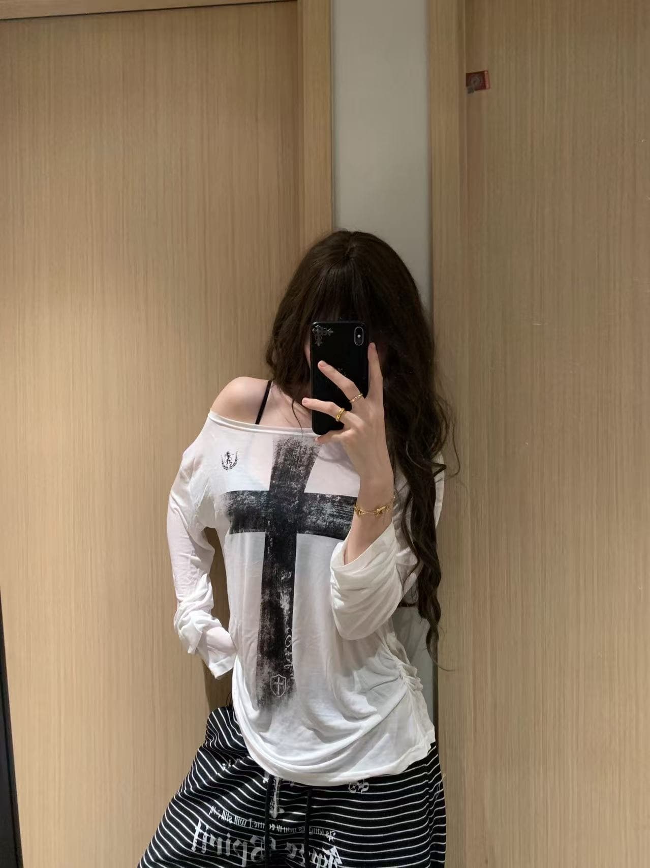 아메리칸 레트로 프린트 비스듬한 어깨 긴팔 티셔츠 여성 여름 루즈핏 Tulle 오프숄더 자외선 차단 핫걸 바람 블라우스 맨위