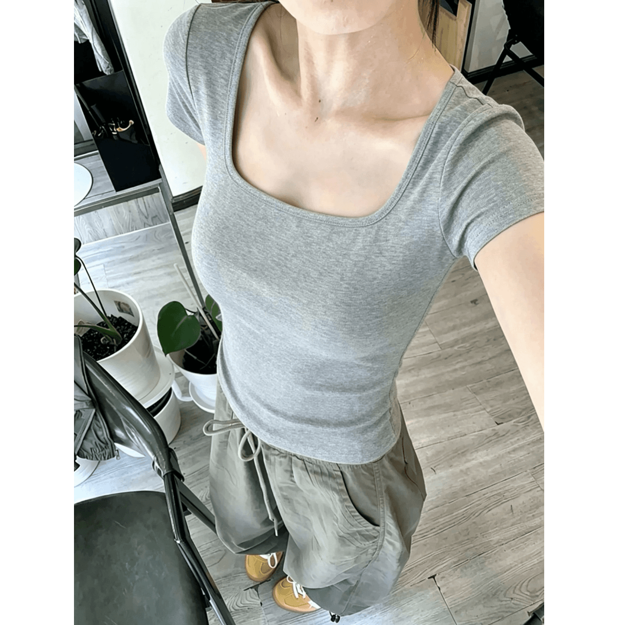 긍정적 인 어깨 u 칼라 회색 반팔 티셔츠 여성 2026 새로운 여름 아메리칸 핫걸 타이트 몸매 가꾸기 허리 수축 인사이드 잡아라. 의류