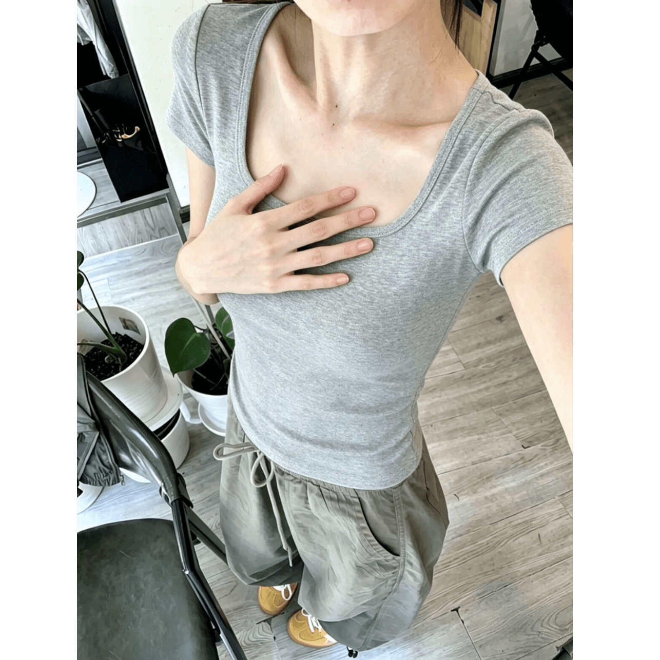 긍정적 인 어깨 u 칼라 회색 반팔 티셔츠 여성 2026 새로운 여름 아메리칸 핫걸 타이트 몸매 가꾸기 허리 수축 인사이드 잡아라. 의류 이미지 4