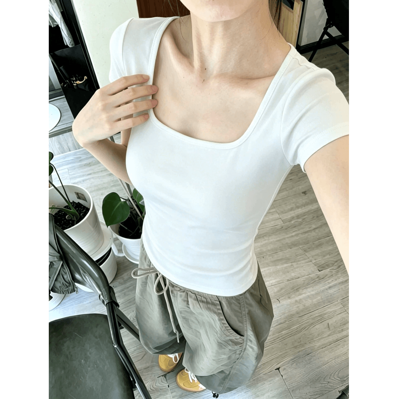 긍정적 인 어깨 u 칼라 회색 반팔 티셔츠 여성 2026 새로운 여름 아메리칸 핫걸 타이트 몸매 가꾸기 허리 수축 인사이드 잡아라. 의류 이미지 2