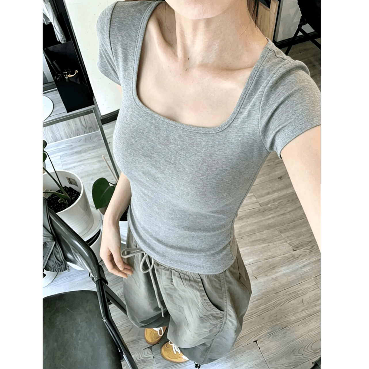 긍정적 인 어깨 u 칼라 회색 반팔 티셔츠 여성 2026 새로운 여름 아메리칸 핫걸 타이트 몸매 가꾸기 허리 수축 인사이드 잡아라. 의류 이미지 5