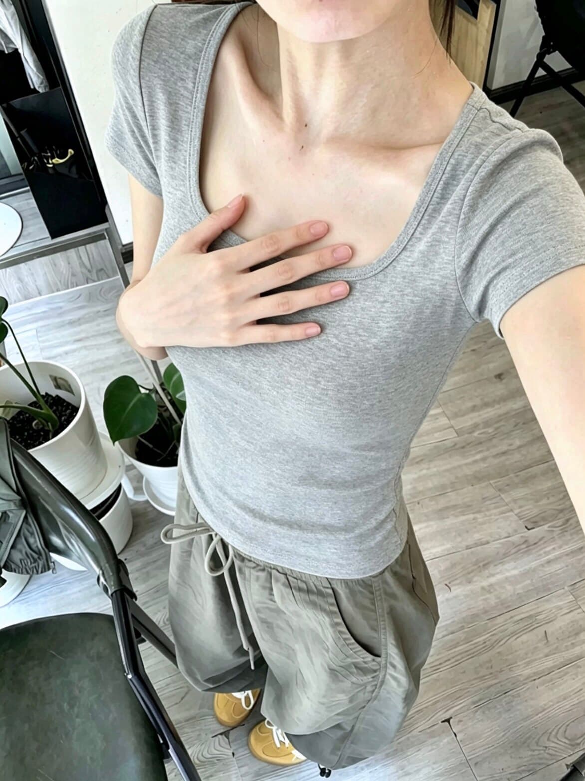 긍정적 인 어깨 u 칼라 회색 반팔 티셔츠 여성 2026 새로운 여름 아메리칸 핫걸 타이트 몸매 가꾸기 허리 수축 인사이드 잡아라. 의류 상세 이미지 4
