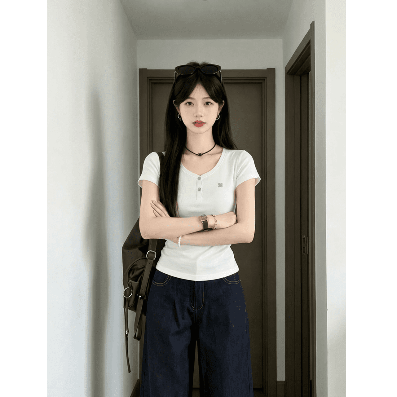 한 부서 화이트 V넥 긍정적 인 어깨 반팔 티셔츠 여성 여름 2026 새로운 디자인 센스 작은 대중 몸매 가꾸기 허리 수축 맨위 트렌디 이미지 3