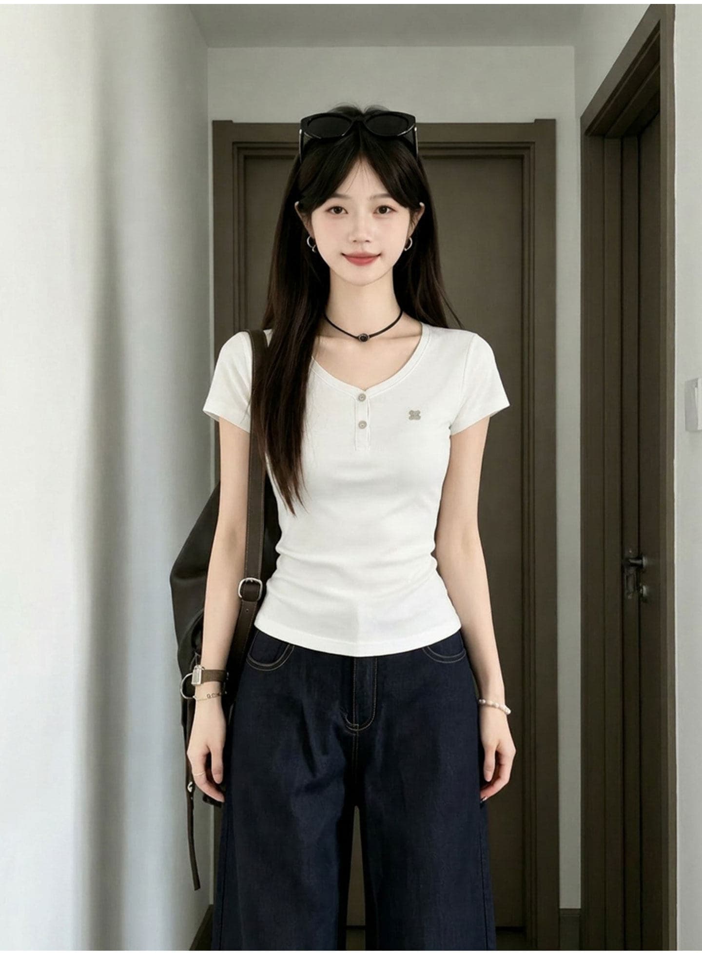 한 부서 화이트 V넥 긍정적 인 어깨 반팔 티셔츠 여성 여름 2026 새로운 디자인 센스 작은 대중 몸매 가꾸기 허리 수축 맨위 트렌디 상세 이미지 3