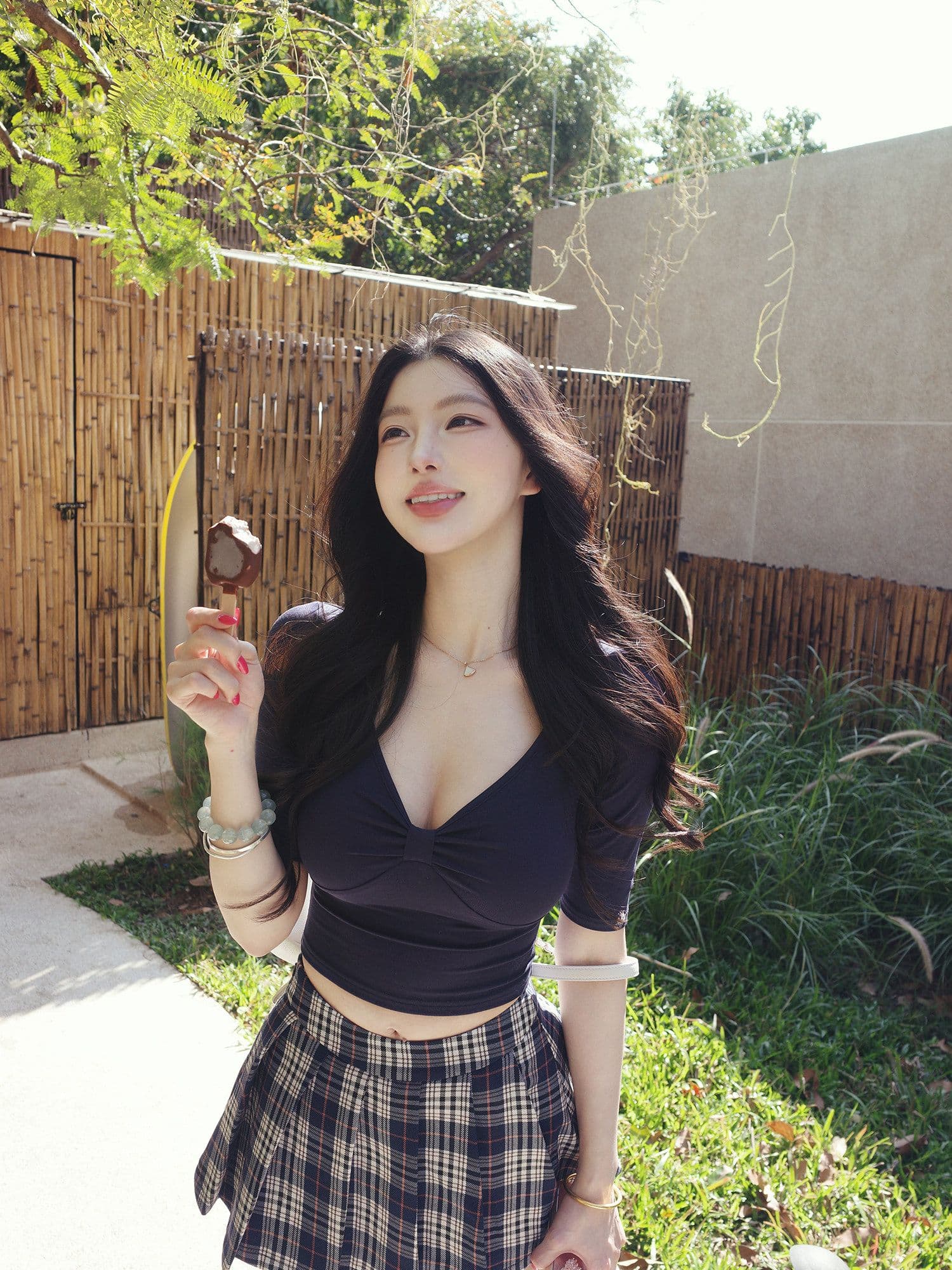 라이 경기 서울 아메리칸 긍정적 인 어깨 V넥 반팔 티셔츠 여성 여름 2026 새로운 몸매 가꾸기 핫걸 슬림해 보이는 쇼트 스타일 작은 맨위 이미지 4