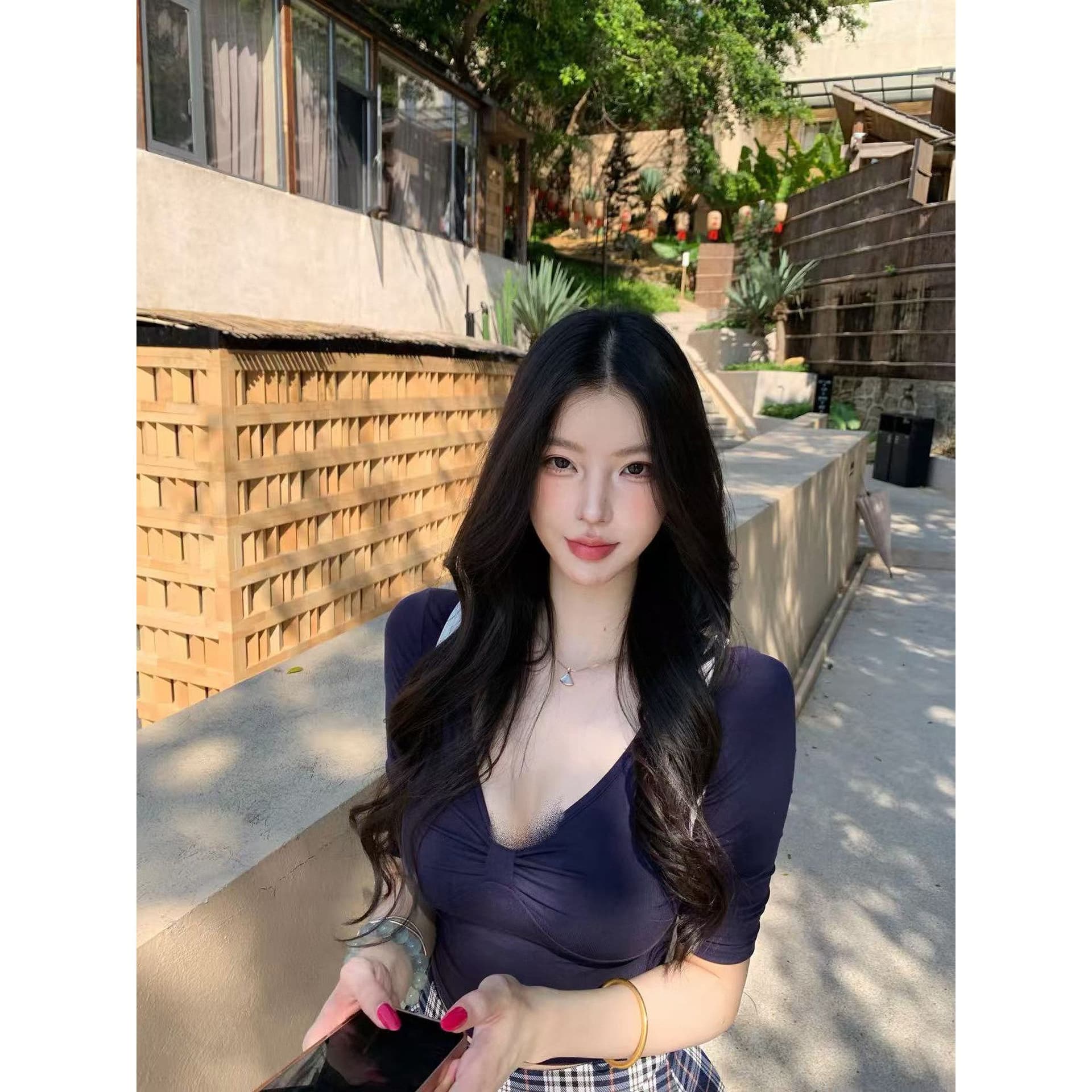 라이 경기 서울 아메리칸 긍정적 인 어깨 V넥 반팔 티셔츠 여성 여름 2026 새로운 몸매 가꾸기 핫걸 슬림해 보이는 쇼트 스타일 작은 맨위 이미지 3