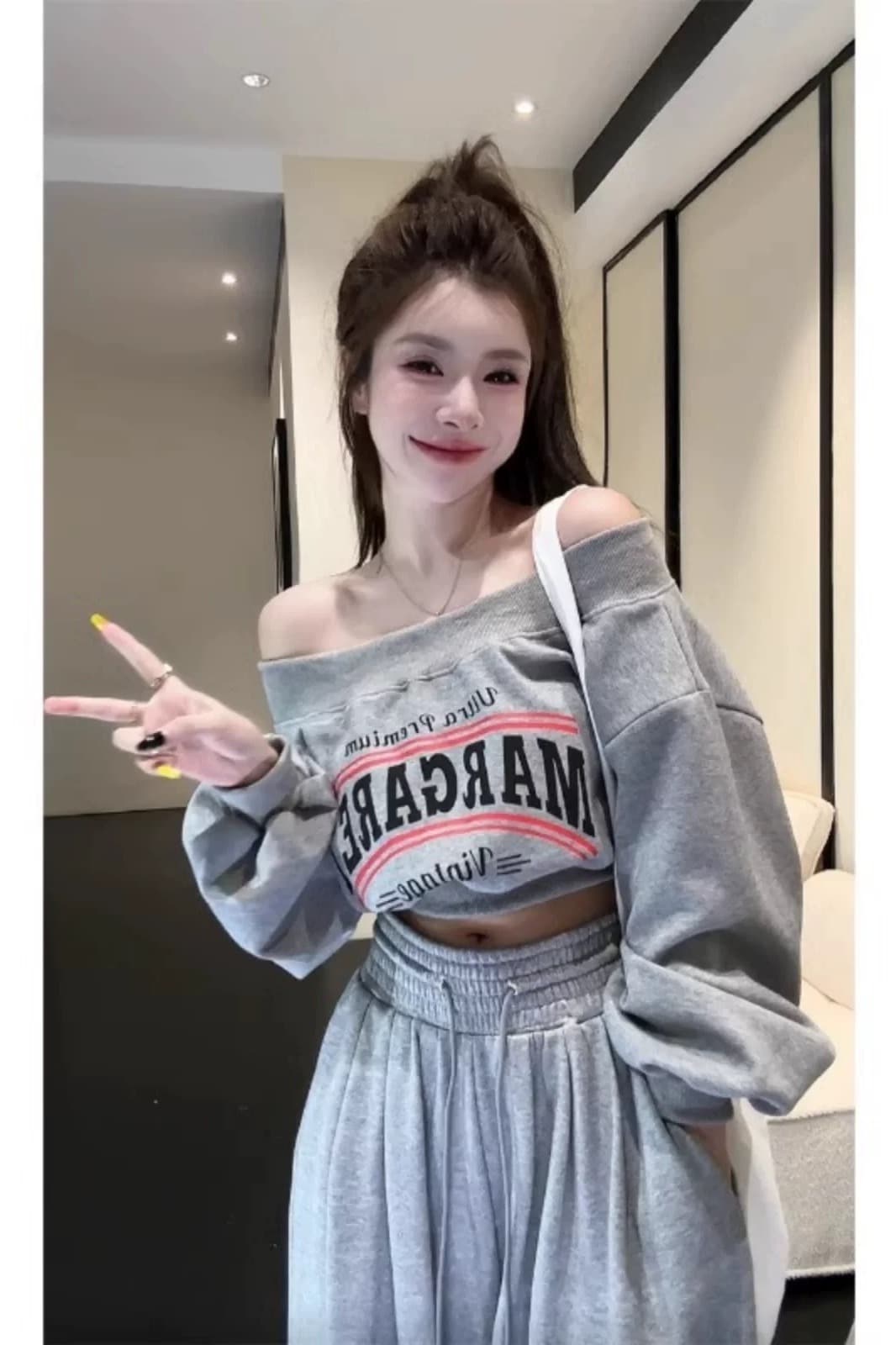 오프숄더 비스듬한 어깨 후드티 여성 2026 새로운 가을 겨울 쇼트 스타일 긴팔 맨위 고급 센스 한 부서 느긋한 바람 다용도 이미지 3