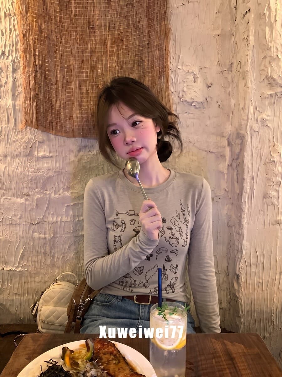 눈꽃 면 한 부서 레트로 수채화 낙서 프린트 긴팔 티셔츠 여성 얇은 스타일 몸매 가꾸기 슬림해 보이는 다용도 라운드 넥 맨위 이미지 3