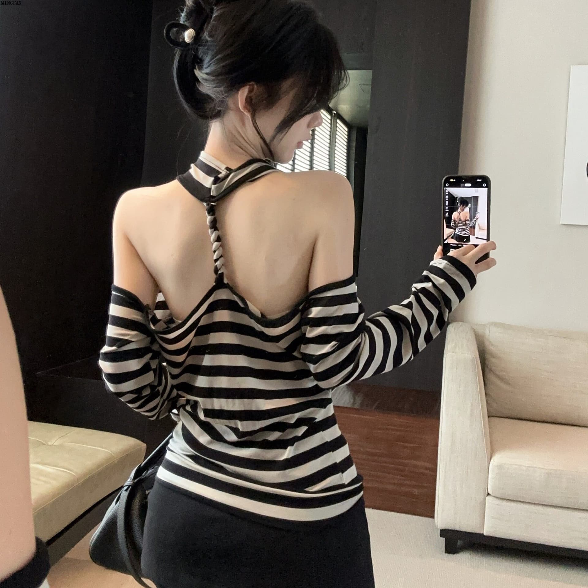 자이언트 잘 생긴 ~ 중 이른 가을 착용 가져 가라. 흑백 줄무늬 뒤로 비틀림 백리스 흔들다 칼라 행침 목 몸매 가꾸기 맨위 긴팔 티셔츠