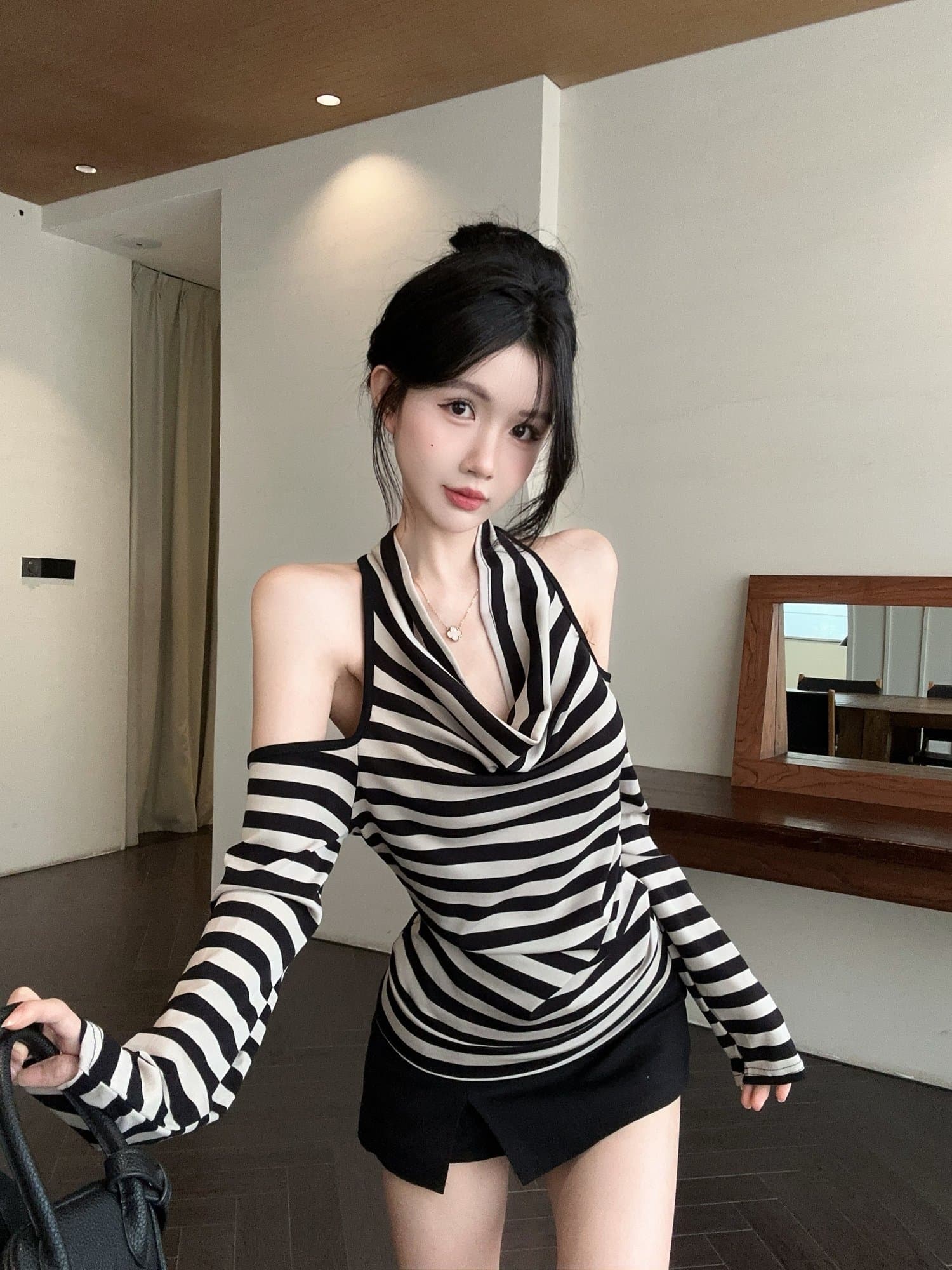 자이언트 잘 생긴 ~ 중 이른 가을 착용 가져 가라. 흑백 줄무늬 뒤로 비틀림 백리스 흔들다 칼라 행침 목 몸매 가꾸기 맨위 긴팔 티셔츠 상세 이미지 10