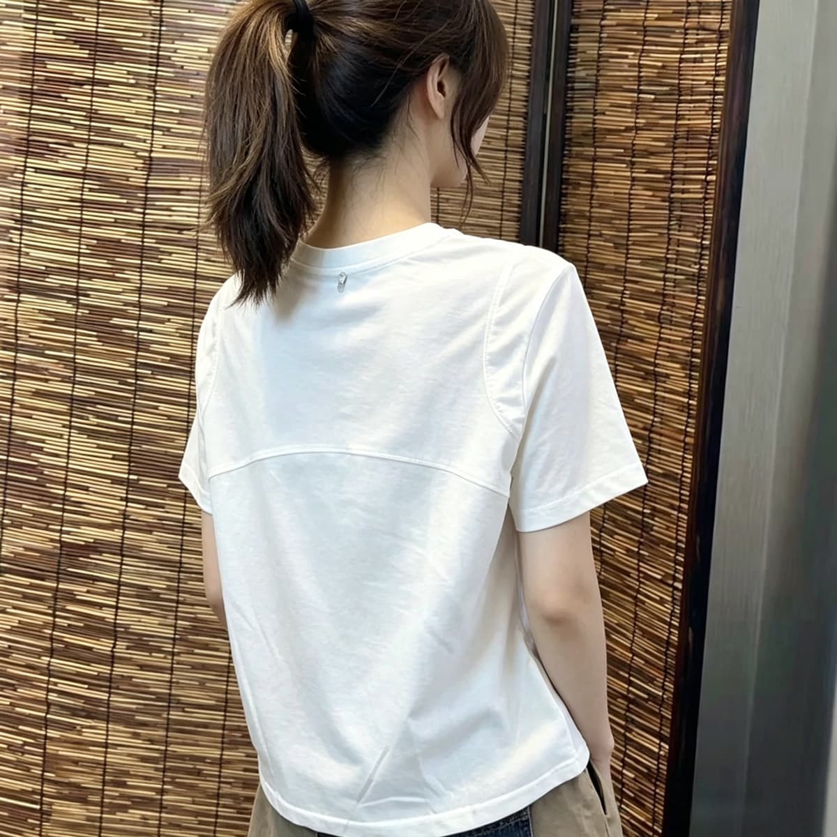 화이트 미니멀리즘 긍정적 인 어깨 라운드 넥 반팔 티셔츠 여성 여름 새로운 패션 루즈핏 다용도 캐주얼 슬림해 보이는 맨위 트렌디 이미지 2