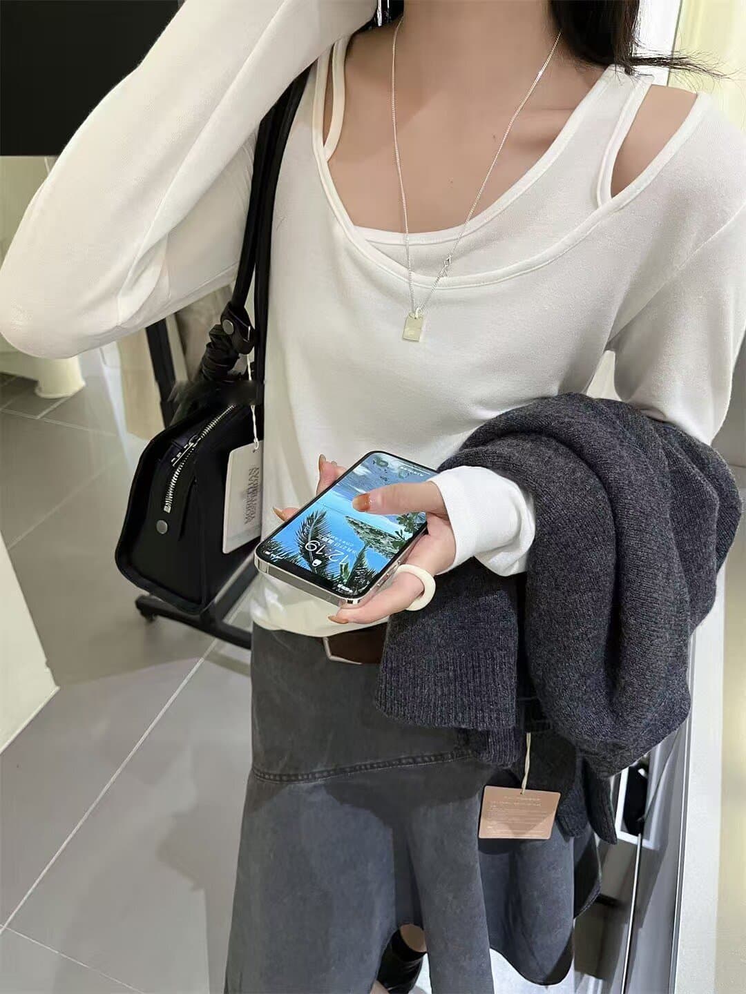 한 부서 불규칙 페이크 레이어드 화이트 긴팔 티셔츠 여성 봄 가을 디자인 센스 고유 한 Chic 인사이드 가져 가라. 만나는 맨위 상세 이미지 4