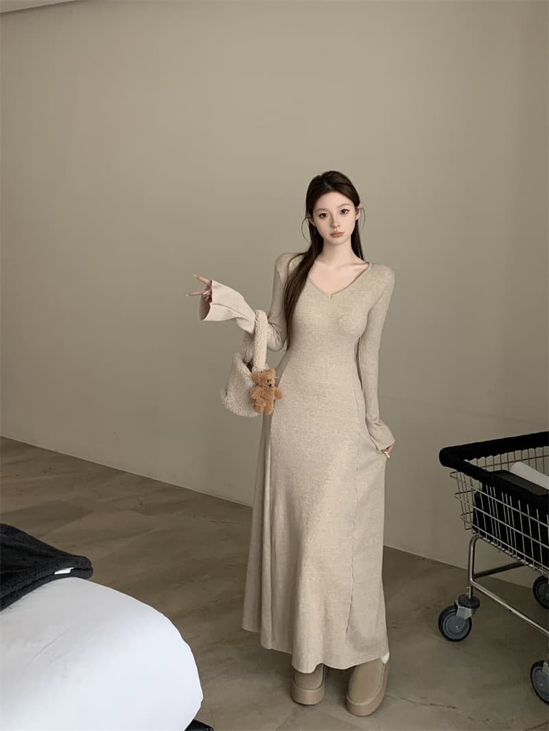 프랑스식 섹시함 핫걸 V넥 니트 여성 드레스 봄 새로운 몸매 가꾸기 슬림해 보이는 패션 품격 a 단어 길이 치마 상세 이미지 8