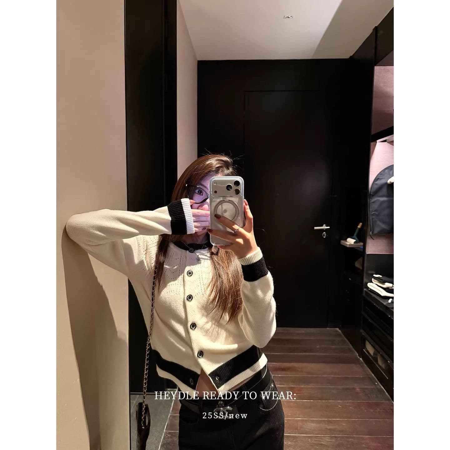 검은 콩 흠 초기 만남 순간 디자인 센스 홀로우 아웃 니트 오픈 가디건 흑인과 백인 패치워크 색상 품격 쇼트 스타일 스웨터 코트 상세 이미지 2