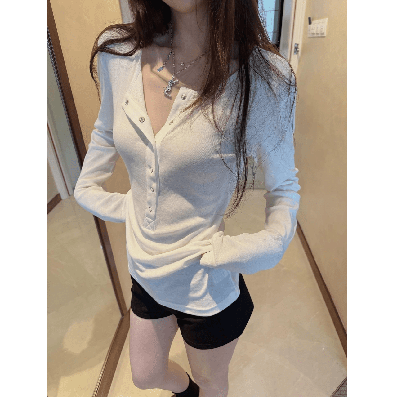 양모 아메리칸 디자인 센스 단추 반 개방 칼라 긴팔 티셔츠 여성 가을 새로운 긍정적 인 어깨 핫걸 인사이드 잡아라. 의류 상세 이미지 1
