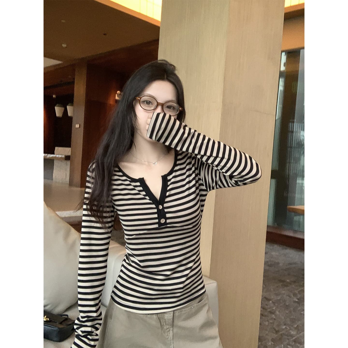 레트로 블랙 커피 스트라이프 배색 작은 V넥 긴팔 티셔츠 여성 가을 새로운 디자인 센스 캐주얼 긍정적 인 어깨 의류 이미지 2