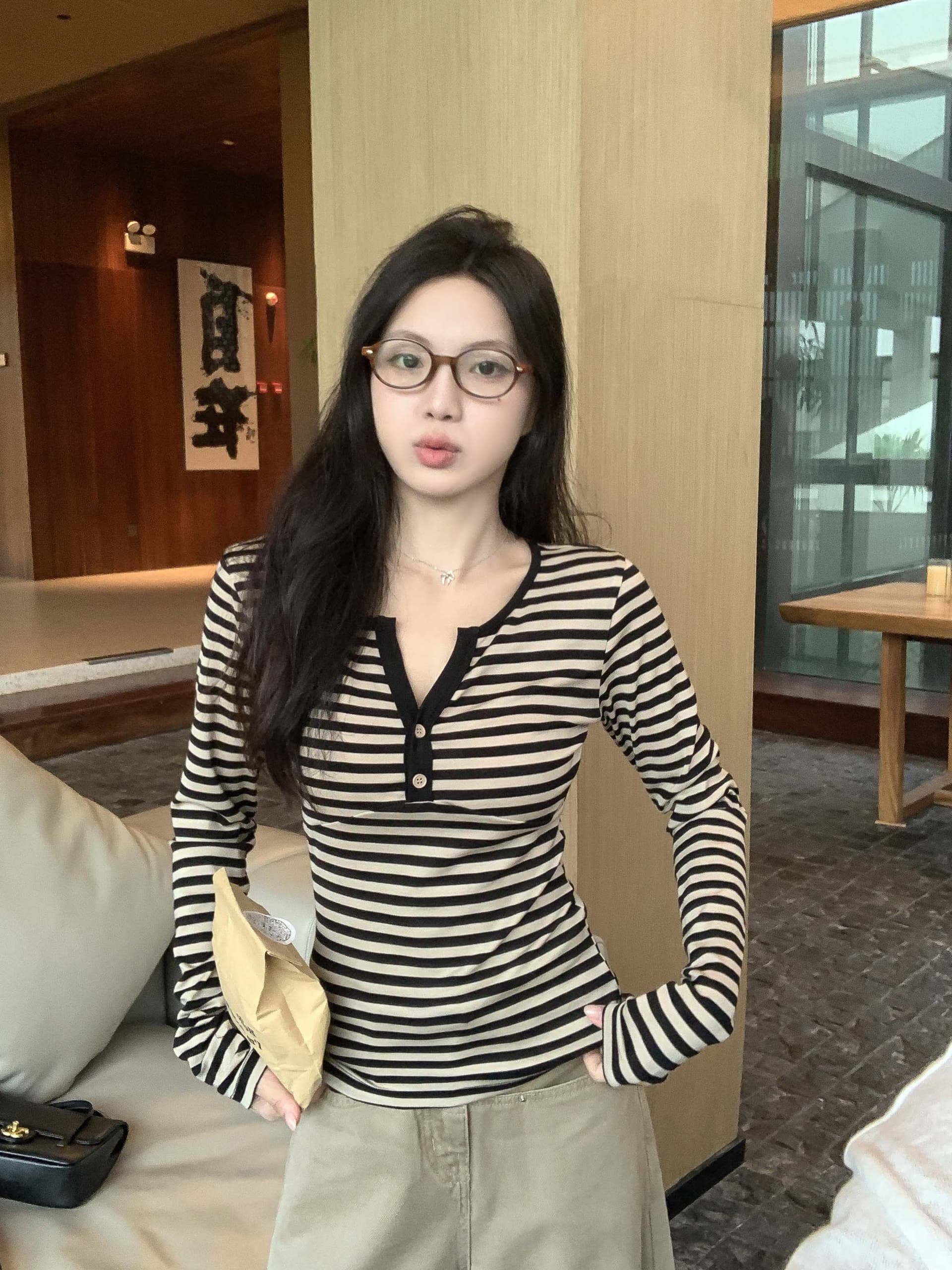 레트로 블랙 커피 스트라이프 배색 작은 V넥 긴팔 티셔츠 여성 가을 새로운 디자인 센스 캐주얼 긍정적 인 어깨 의류 상세 이미지 8
