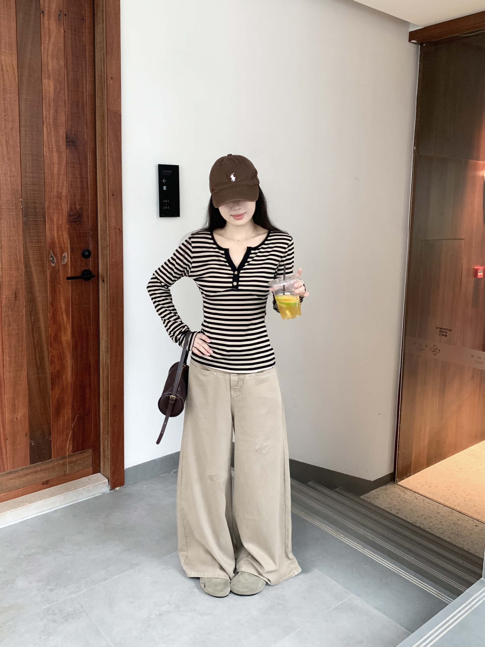 레트로 블랙 커피 스트라이프 배색 작은 V넥 긴팔 티셔츠 여성 가을 새로운 디자인 센스 캐주얼 긍정적 인 어깨 의류 상세 이미지 10