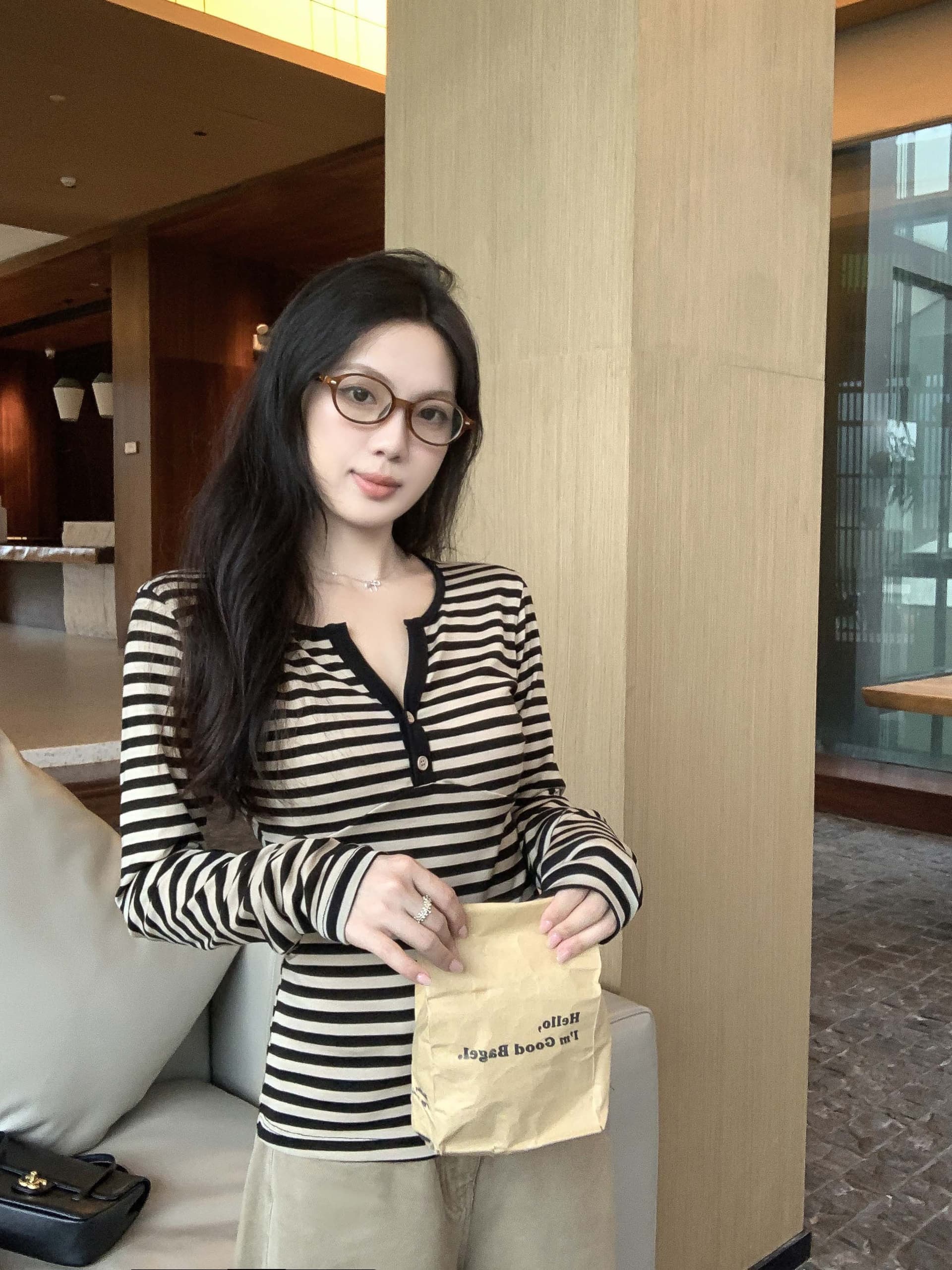레트로 블랙 커피 스트라이프 배색 작은 V넥 긴팔 티셔츠 여성 가을 새로운 디자인 센스 캐주얼 긍정적 인 어깨 의류 상세 이미지 13