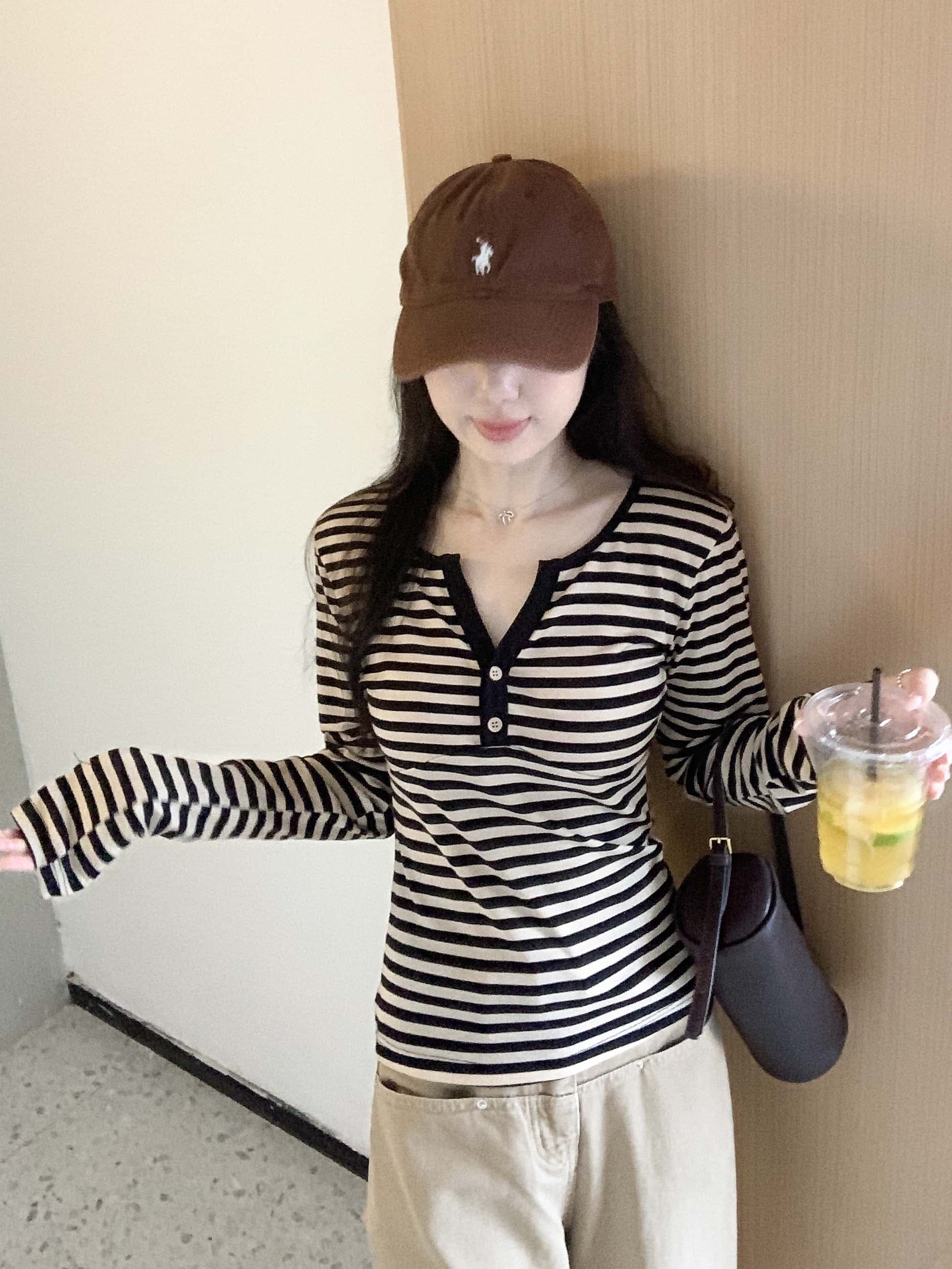 레트로 블랙 커피 스트라이프 배색 작은 V넥 긴팔 티셔츠 여성 가을 새로운 디자인 센스 캐주얼 긍정적 인 어깨 의류 상세 이미지 14