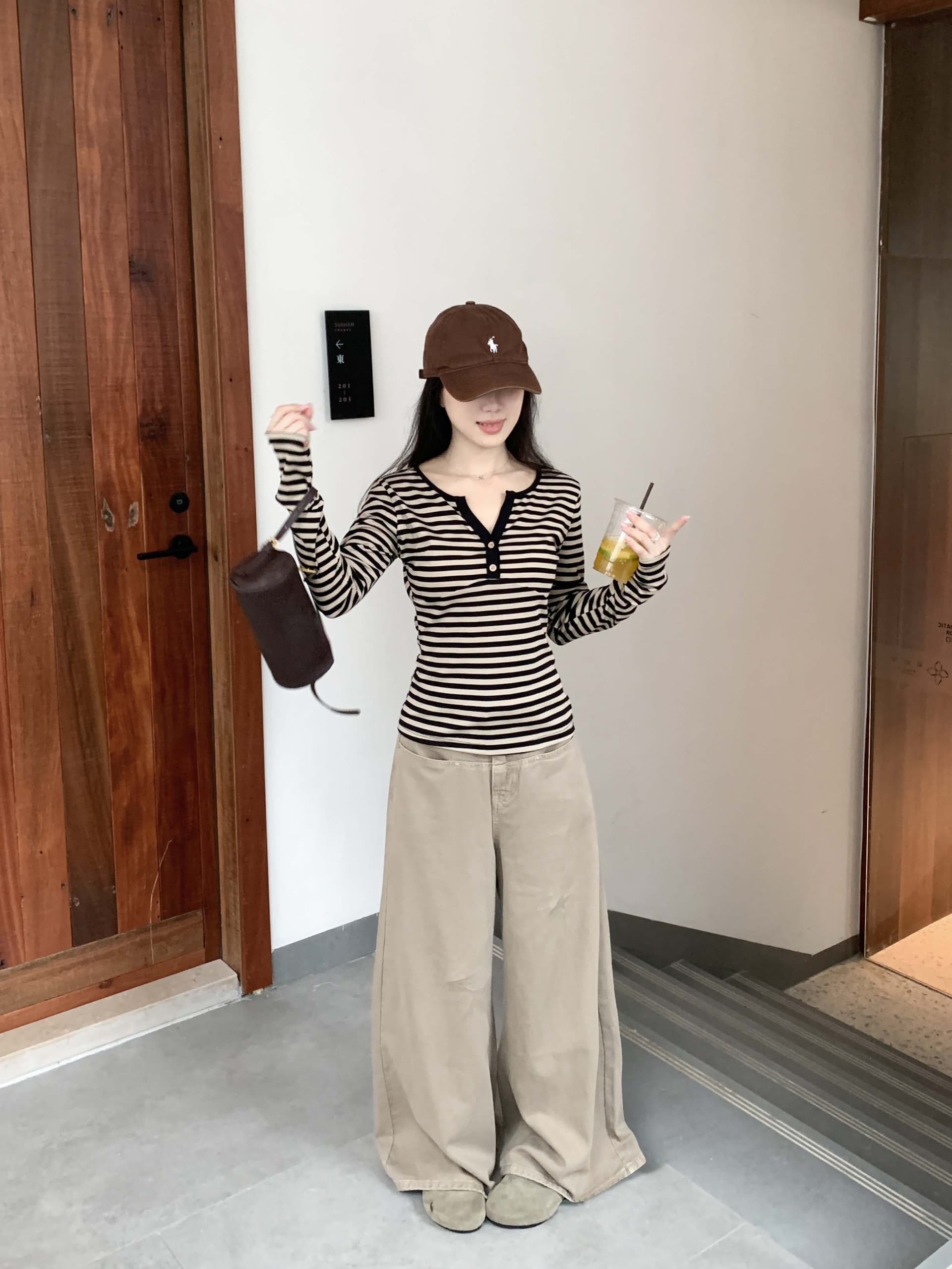 레트로 블랙 커피 스트라이프 배색 작은 V넥 긴팔 티셔츠 여성 가을 새로운 디자인 센스 캐주얼 긍정적 인 어깨 의류 상세 이미지 15