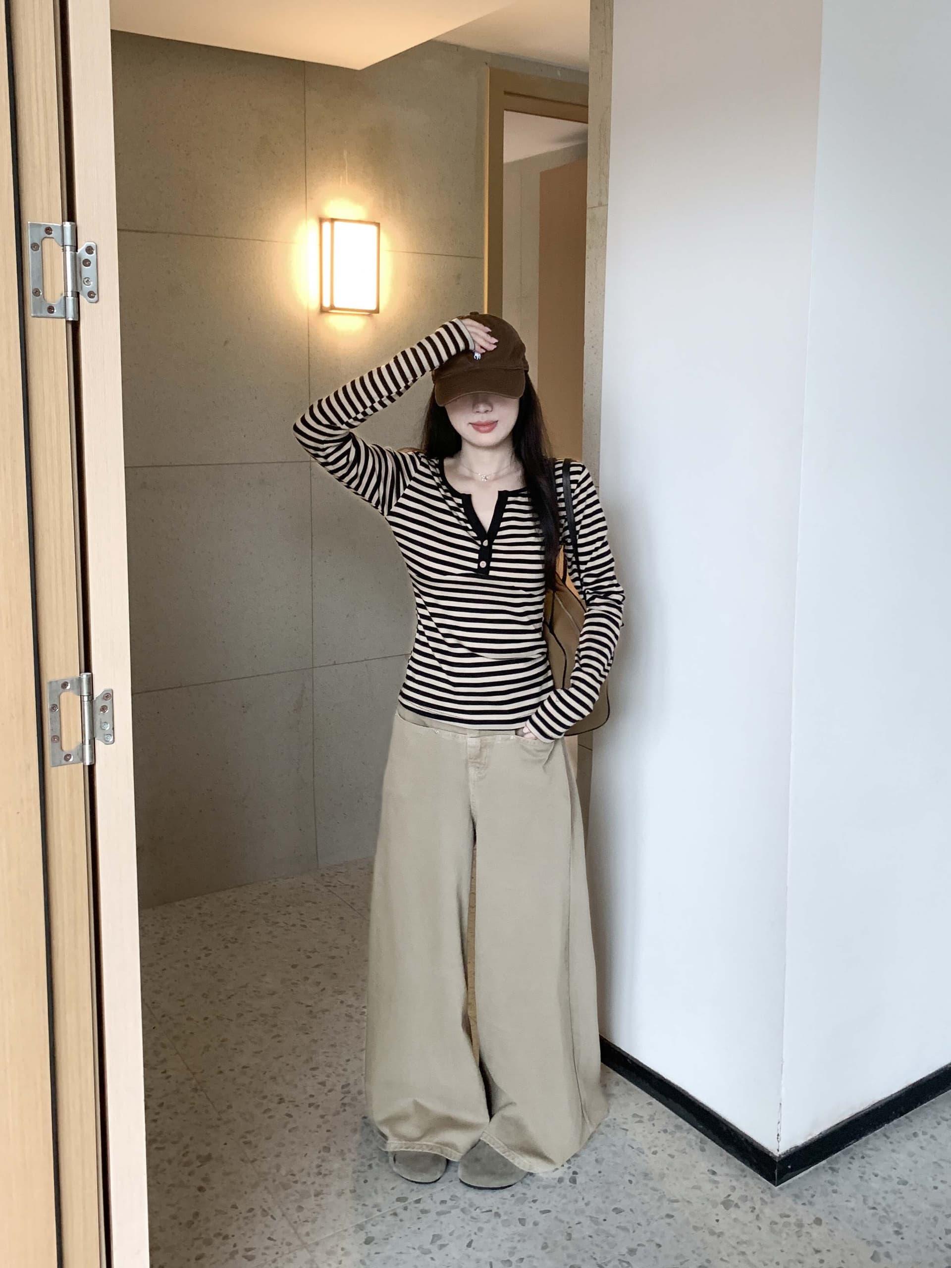 레트로 블랙 커피 스트라이프 배색 작은 V넥 긴팔 티셔츠 여성 가을 새로운 디자인 센스 캐주얼 긍정적 인 어깨 의류 상세 이미지 19