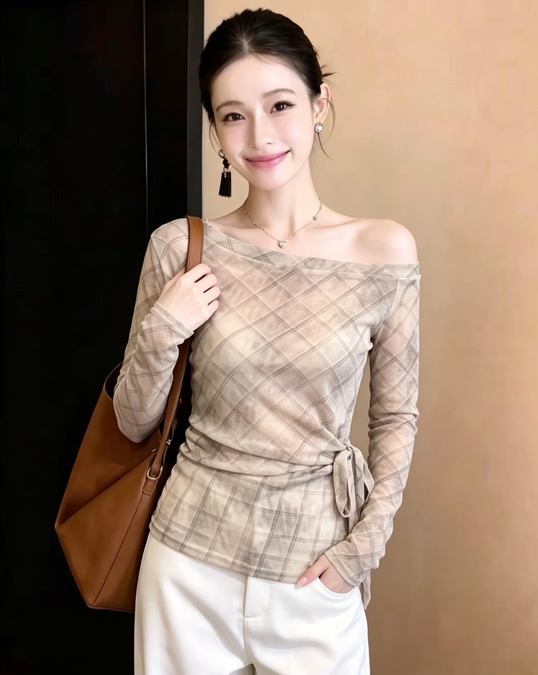 한 부서 불규칙 비스듬한 칼라 오프숄더 체크무늬 긴팔 티셔츠 여성 가을 2026 허리 수축 스트랩 슬림해 보이는 품격 맨위 이미지 2