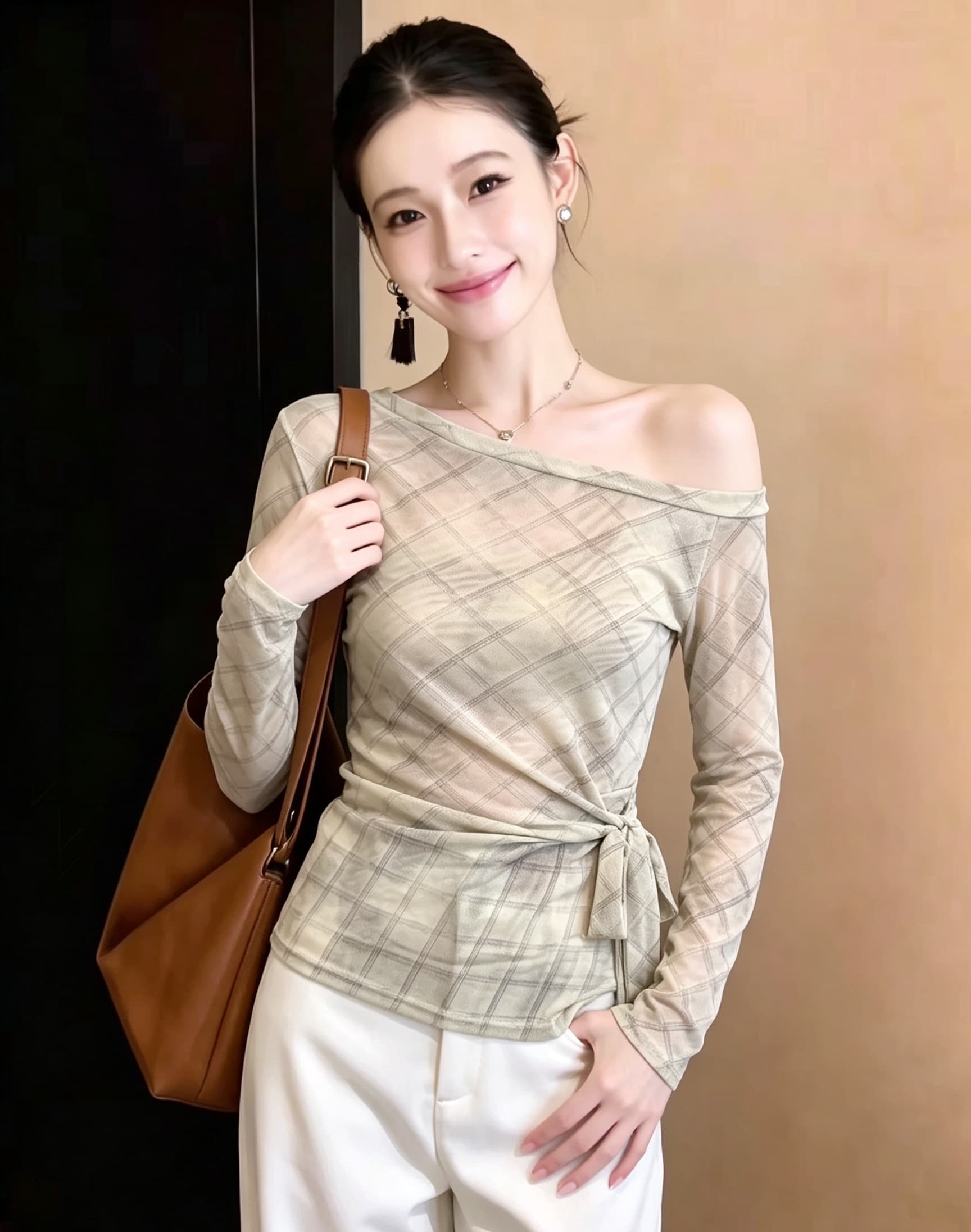 한 부서 불규칙 비스듬한 칼라 오프숄더 체크무늬 긴팔 티셔츠 여성 가을 2026 허리 수축 스트랩 슬림해 보이는 품격 맨위 상세 이미지 2