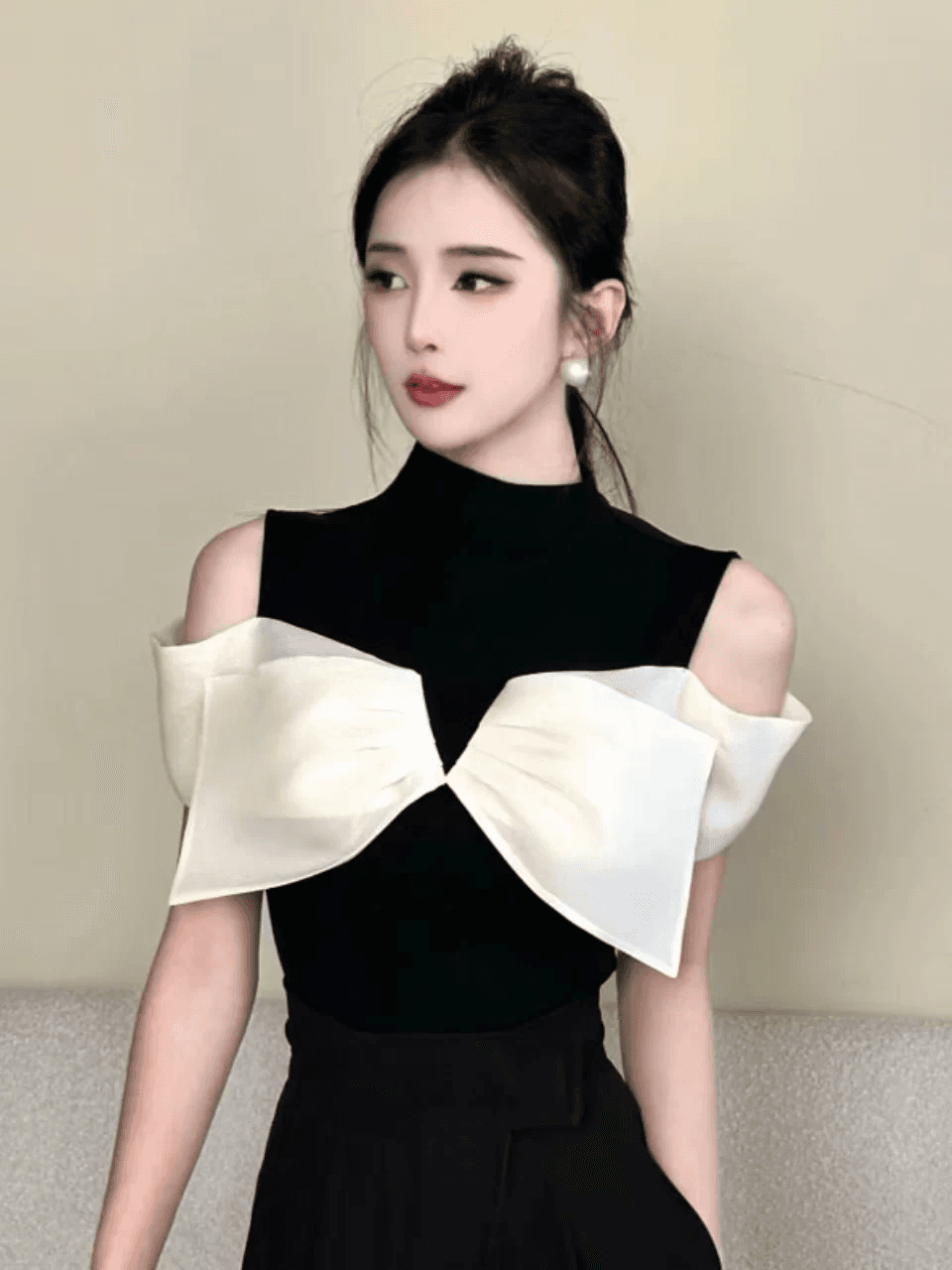 2026 여름 새로운 검정색 배색 나비 매듭 오프숄더 반팔 캐주얼 여성 슬림해 보이는 외국 가스 고급 센스 맨위 이미지 3