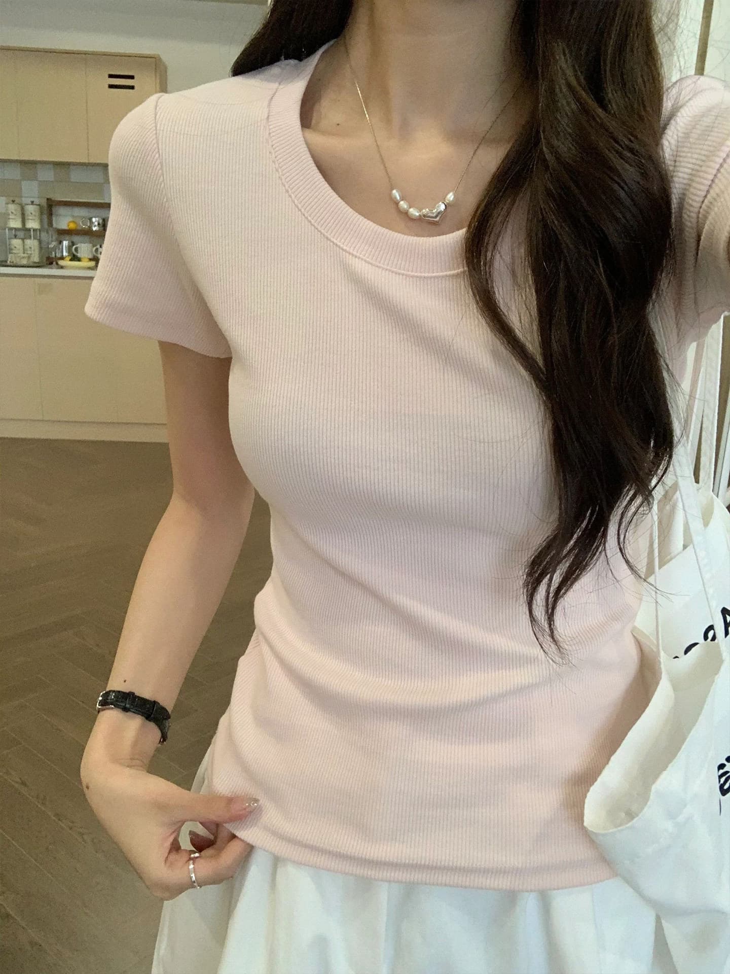 아메리칸 회색 u 칼라 반팔 긍정적 인 어깨 티셔츠 여성 2026 새로운 여름 한 부서 동정 다용도 몸매 가꾸기 슬림해 보이는 맨위 상세 이미지 5