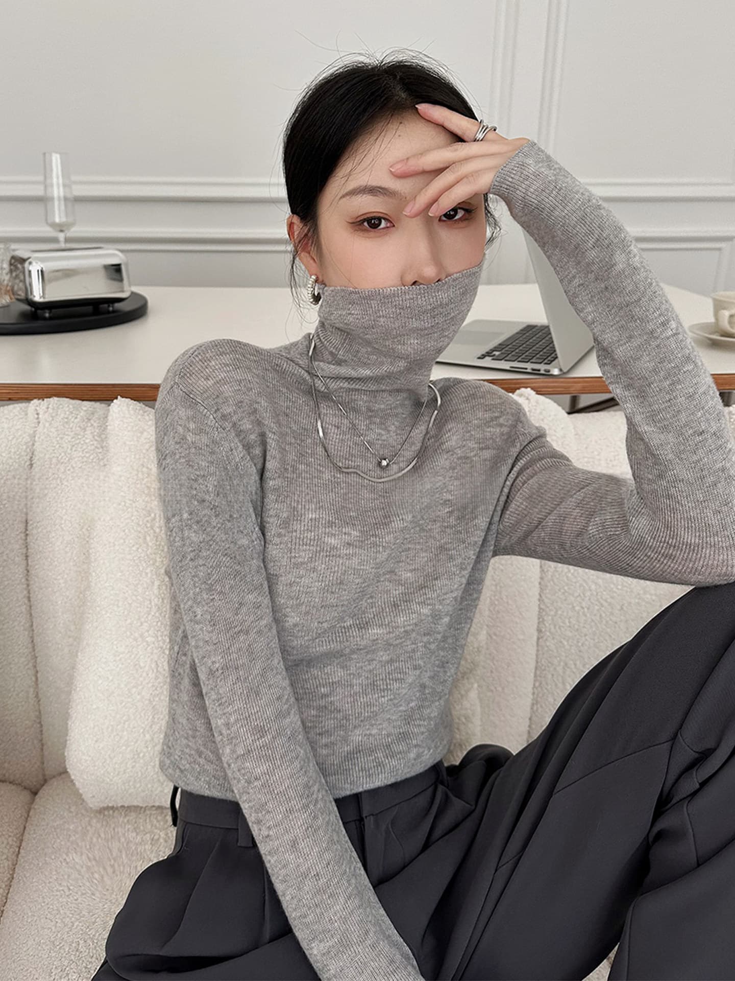 프랑스식 터틀넥 니트 스웨터 여자 2026 겨울 부드러운 바람 양모 회색 말뚝 더미 칼라 몸매 가꾸기 인사이드 가져 가라. 기본 셔츠