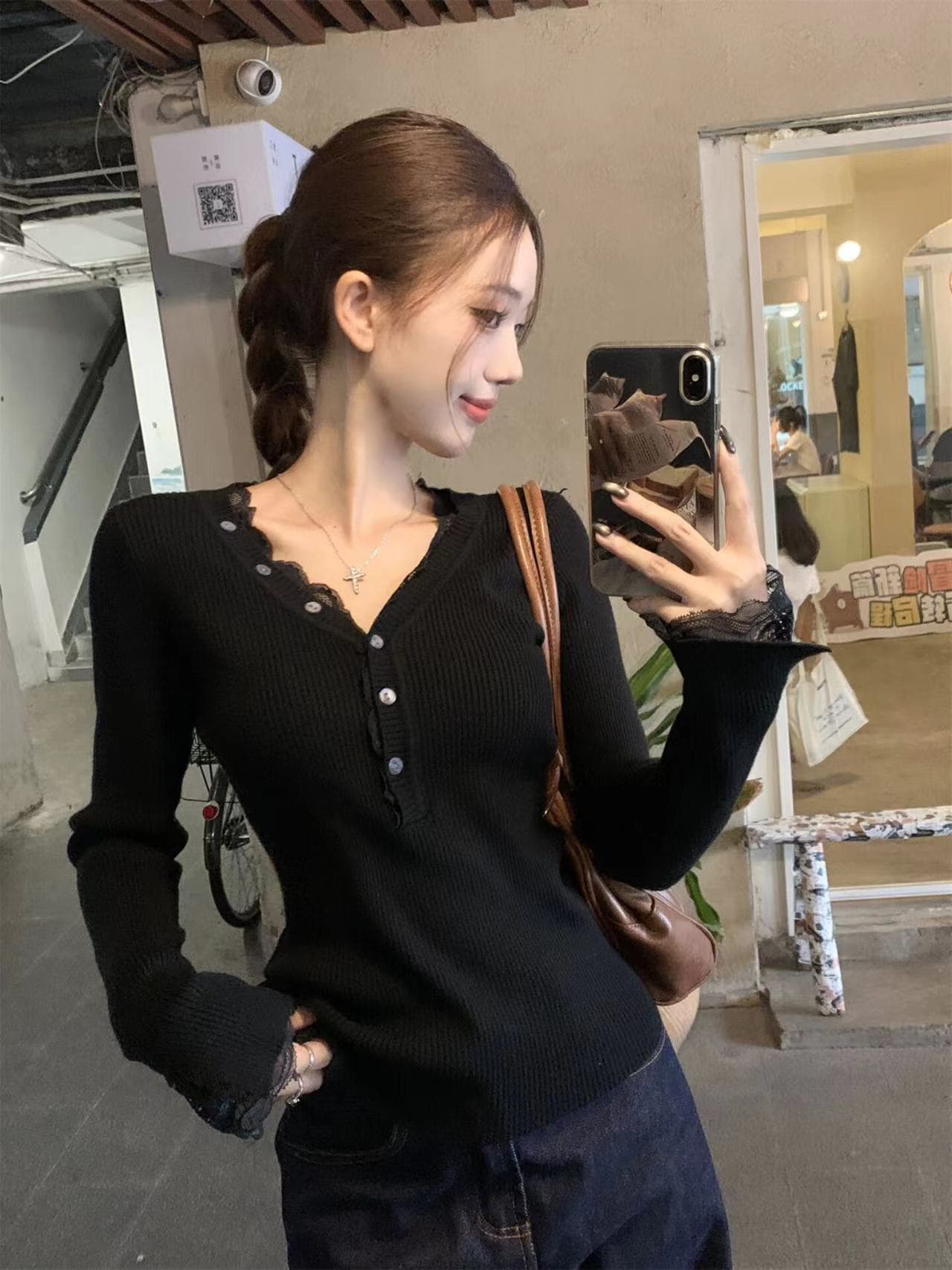 2026 새로운 이른 봄 아름다운 레이스 V넥 기본 셔츠 여성 인사이드 가져 가라. 고급 센스 스웨터 긴팔 니트 맨위 이미지 2