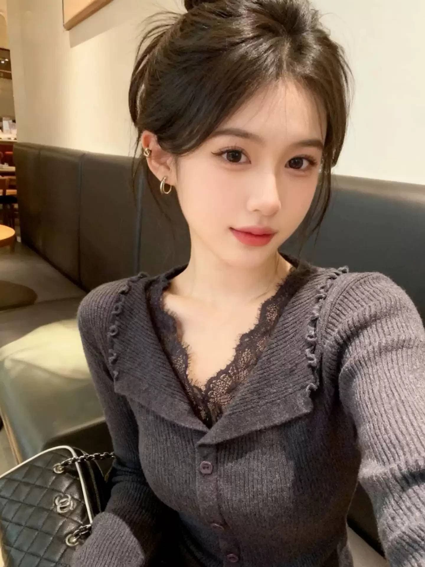 회색 V넥 레이스 측면 몸매 가꾸기 니트 스웨터 스웨터 여자 2026 봄 드레스 새로운 착용 가져 가라. 인사이드 가져 가라. 만나는 맨위 이미지 2