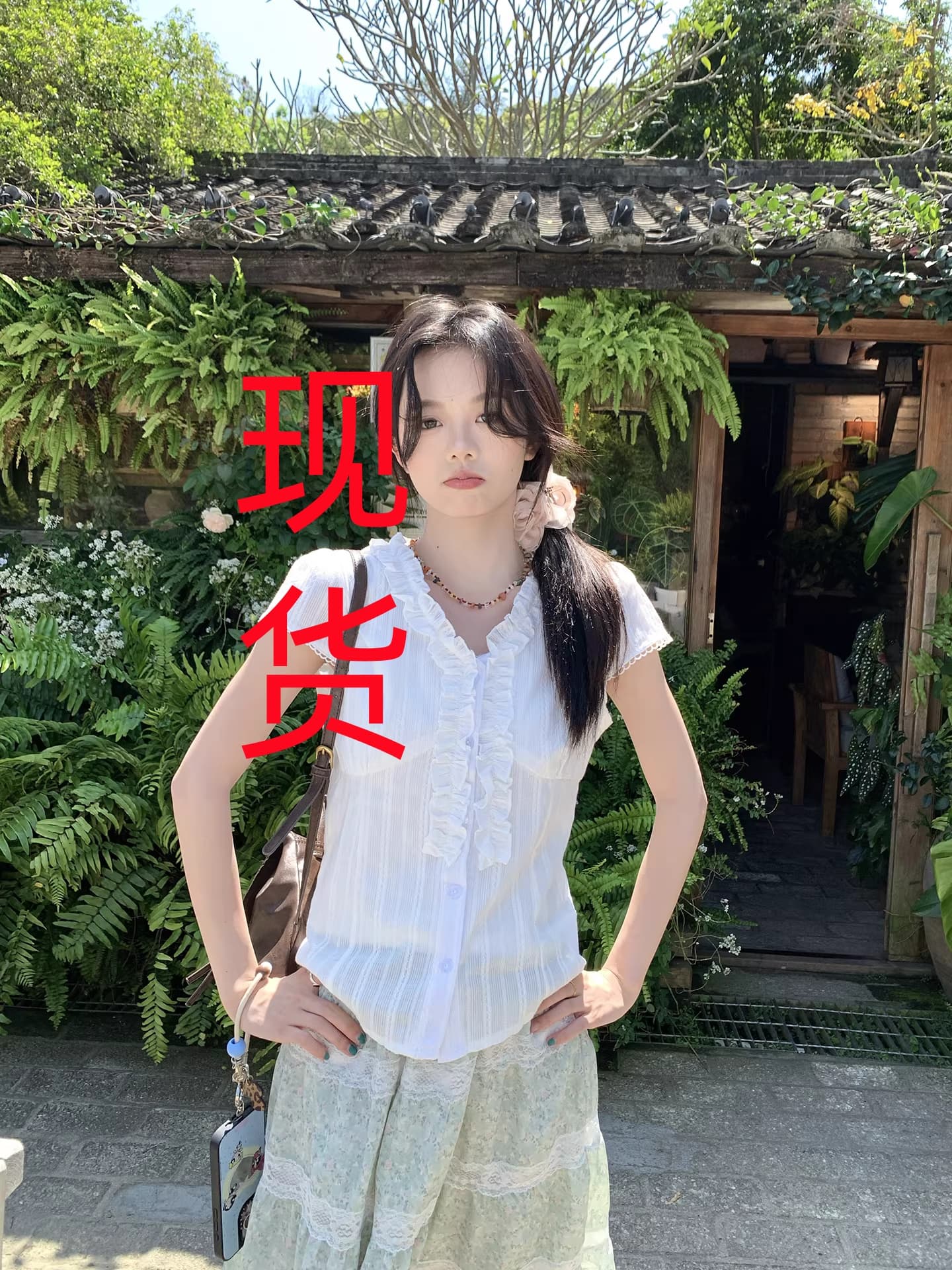 hollyii 한 부서 레트로 V넥 프릴 긍정적 인 어깨 꼬집기 허리 슬림해 보이는 반팔 여성 셔츠 2026 봄 여름 새로운