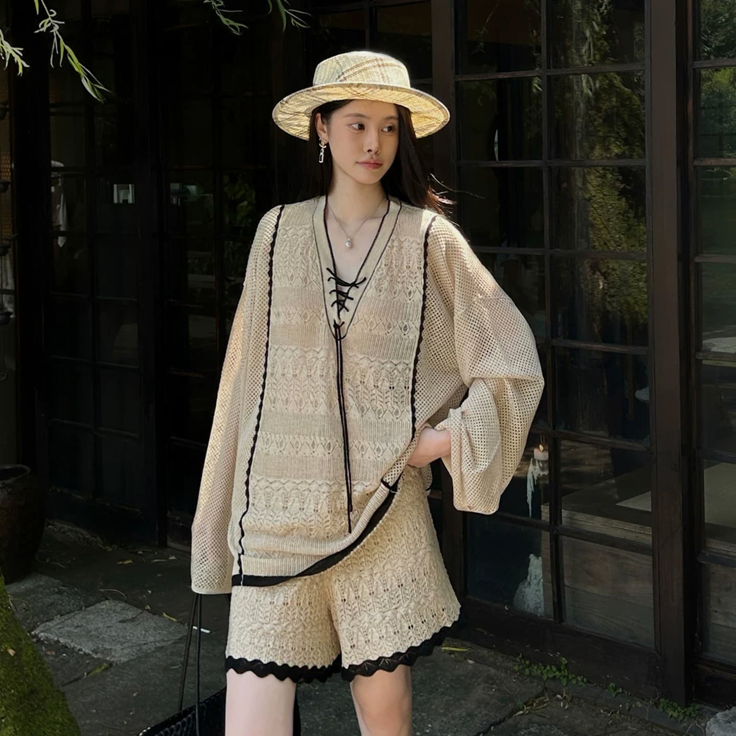 아마 라이 경기 서울 화이트 V넥 루즈핏 긴팔 니트 스웨터 여성 가을 홀로우 아웃 품격 슬림해 보이는 맨위 반바지 이미지 5