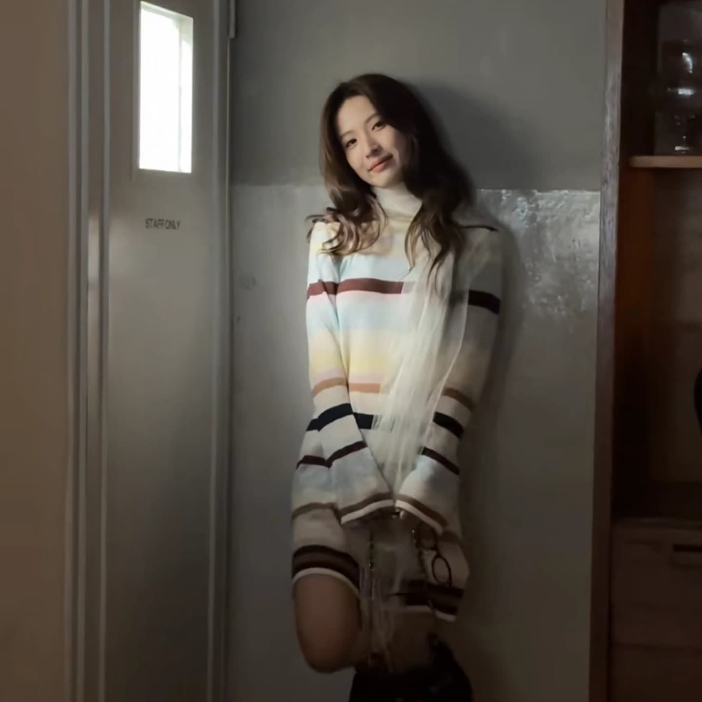 부드러운 바람 품격 레트로 스트라이프 니트 드레스 2026 가을 겨울 새로운 다용도 허리 수축 만나는 미니 스커트 여성 의류 이미지 6
