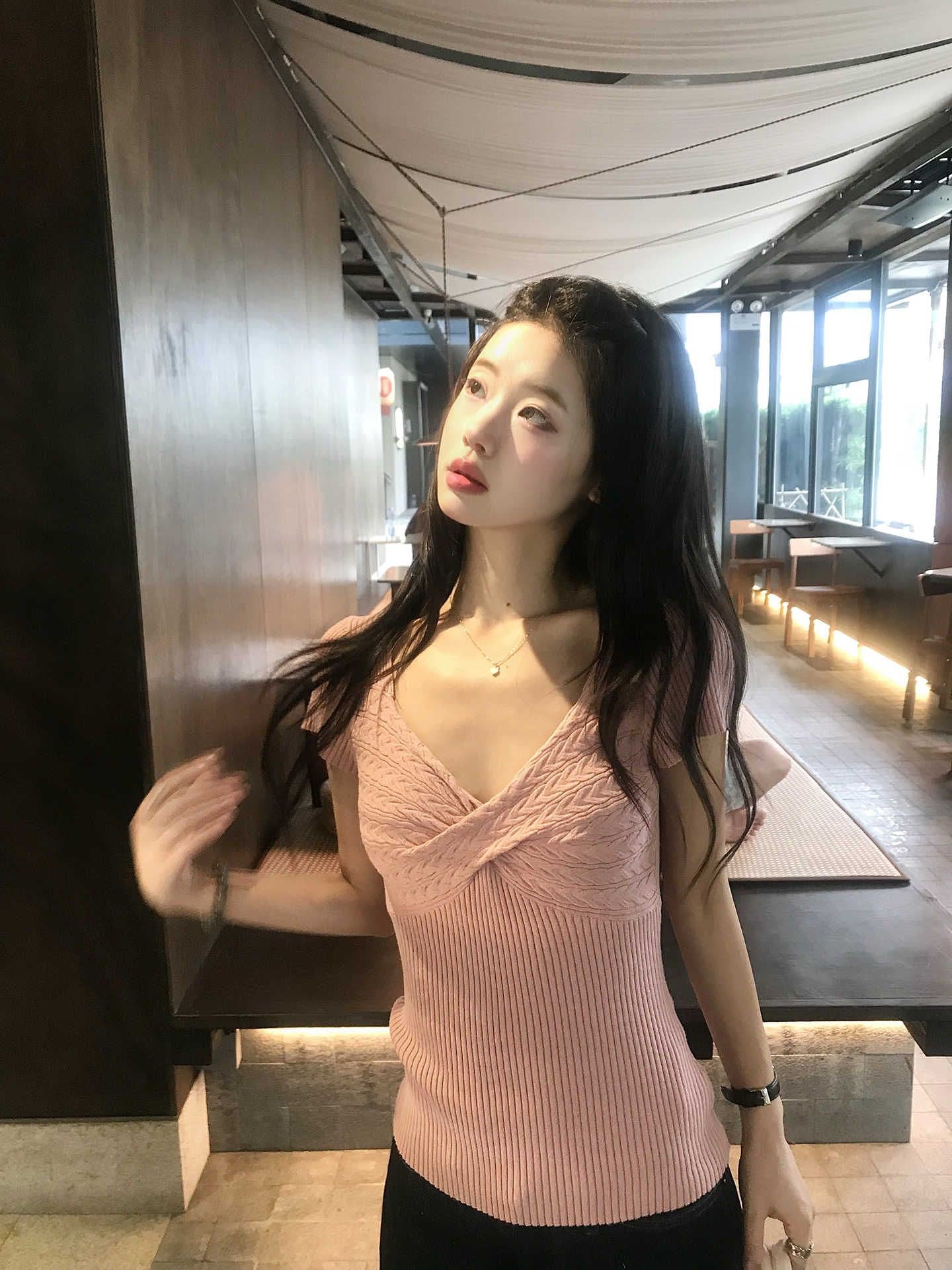 달콤한 스타일 핑크색 비틀림 V넥 니트 스웨터 반팔 여성 여름 착용 가져 가라. 디자인 센스 몸매 가꾸기 슬림해 보이는 품격 맨위 상세 이미지 4