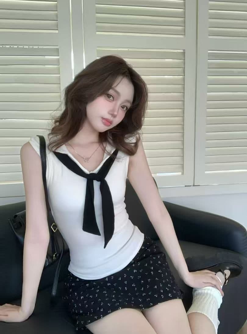2026 새로운 가슴 패드 배색 해군 칼라 페이크 레이어드 조끼 여성 봄 여름 외출용 꼬집기 허리 몸매 가꾸기 민소매 맨위