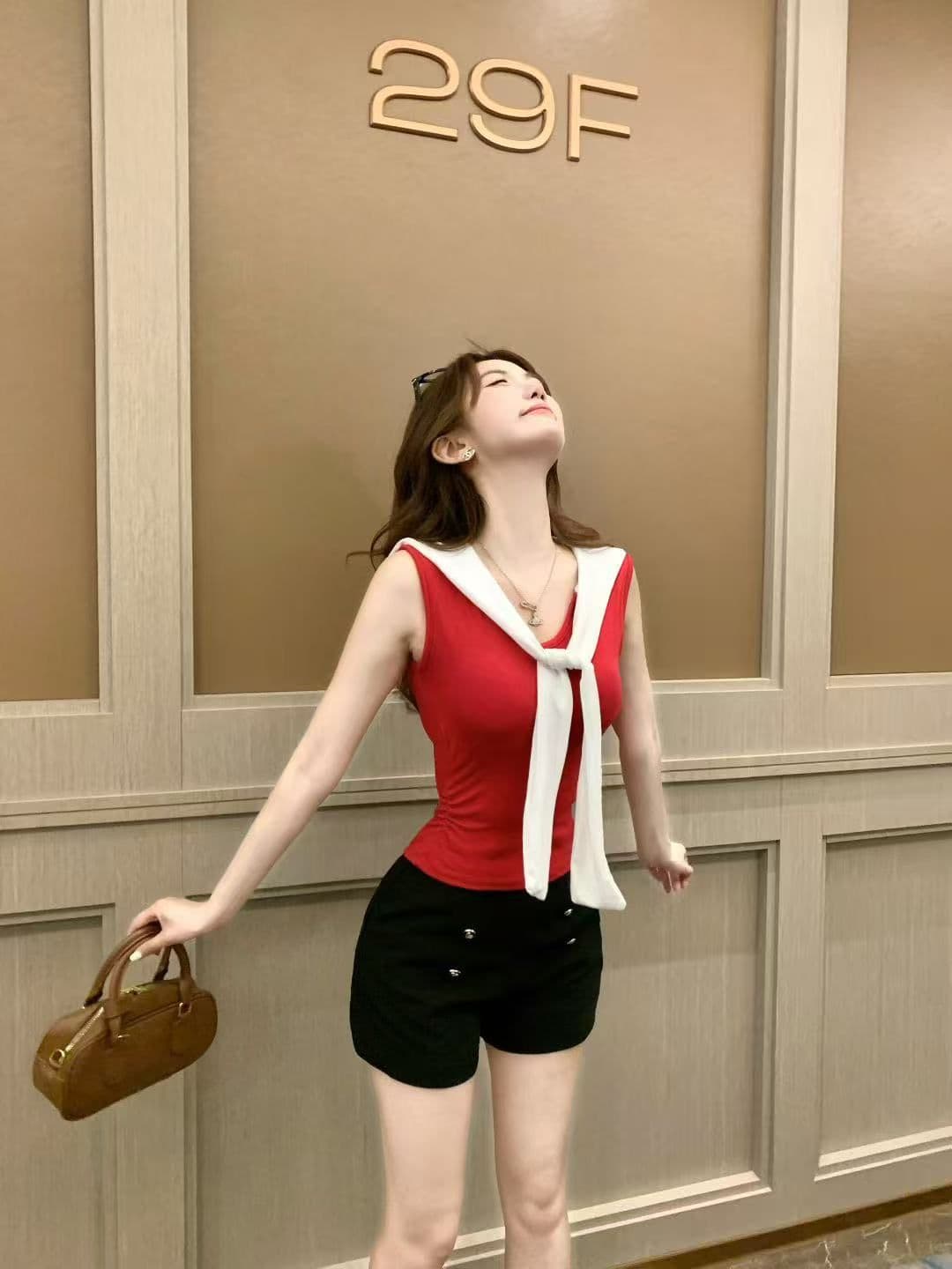 2026 새로운 봄 가슴 패드 배색 레이스업 V넥 민소매 조끼 여성 여름 인사이드 가져 가라. 외출용 허리 수축 슬림해 보이는 맨위 상세 이미지 15